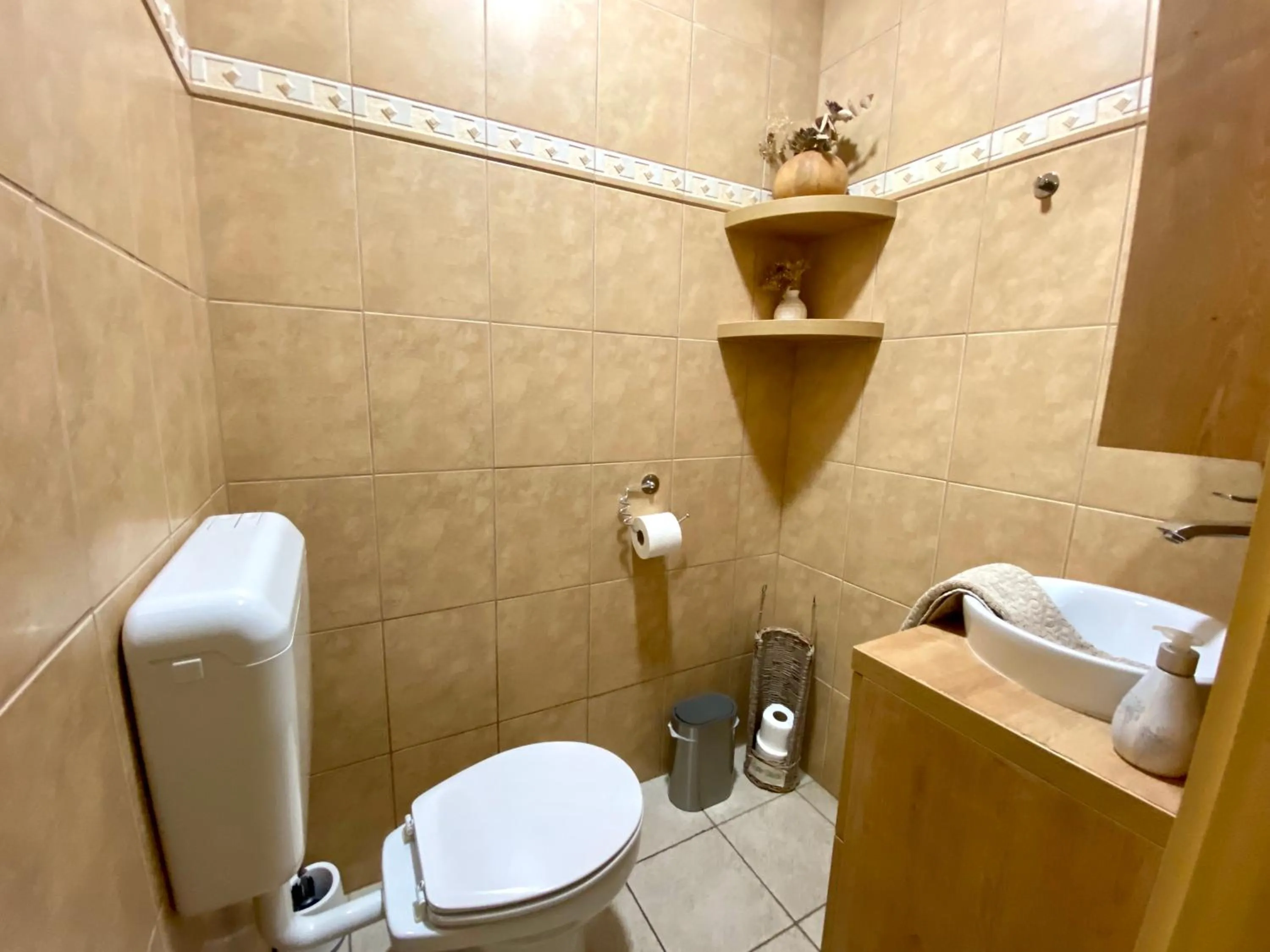 Toilet in House Eden with Mountain Views