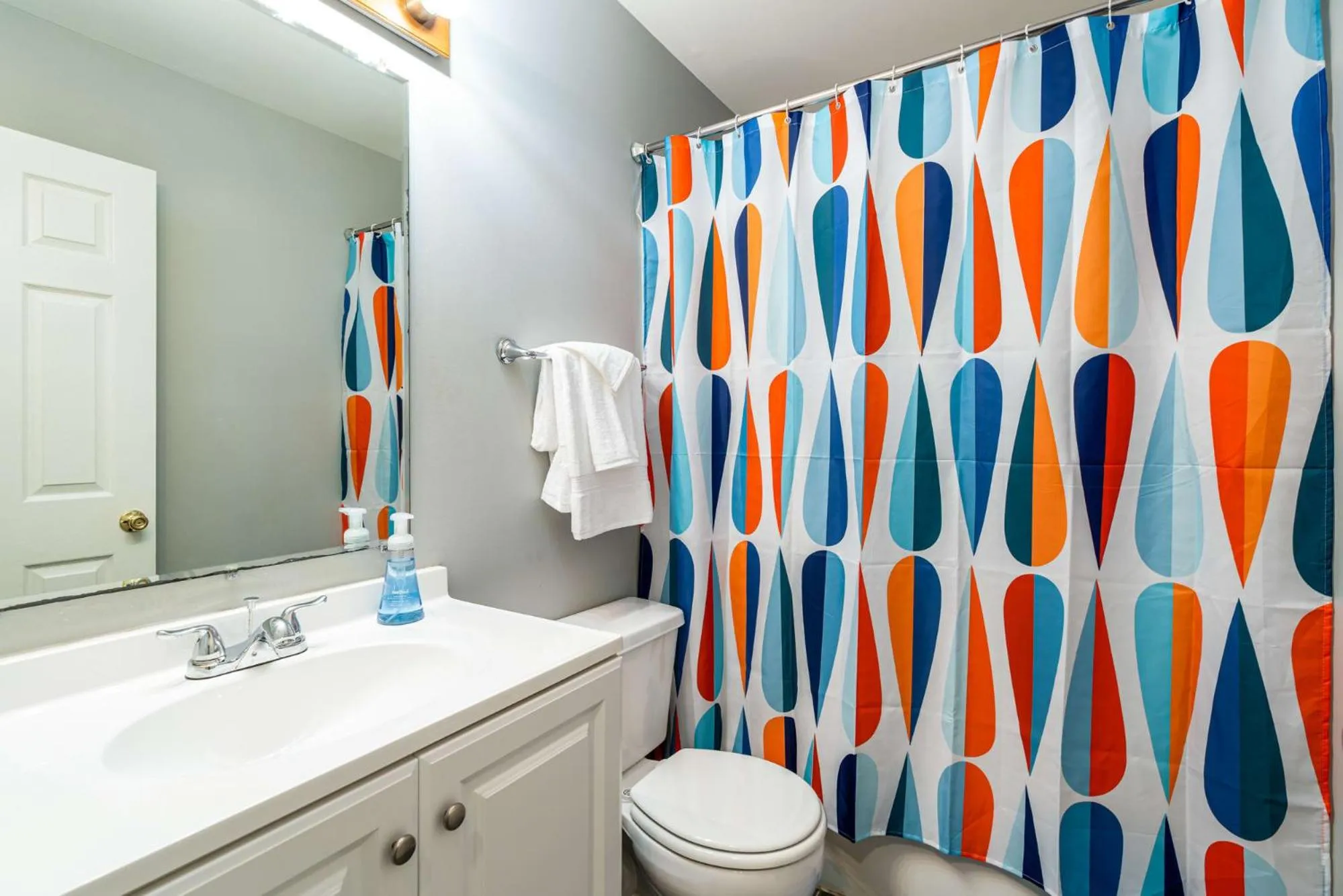 Shower in Hot Tub, Deck&Grill, Game Room, WiFi at Cute Cabin