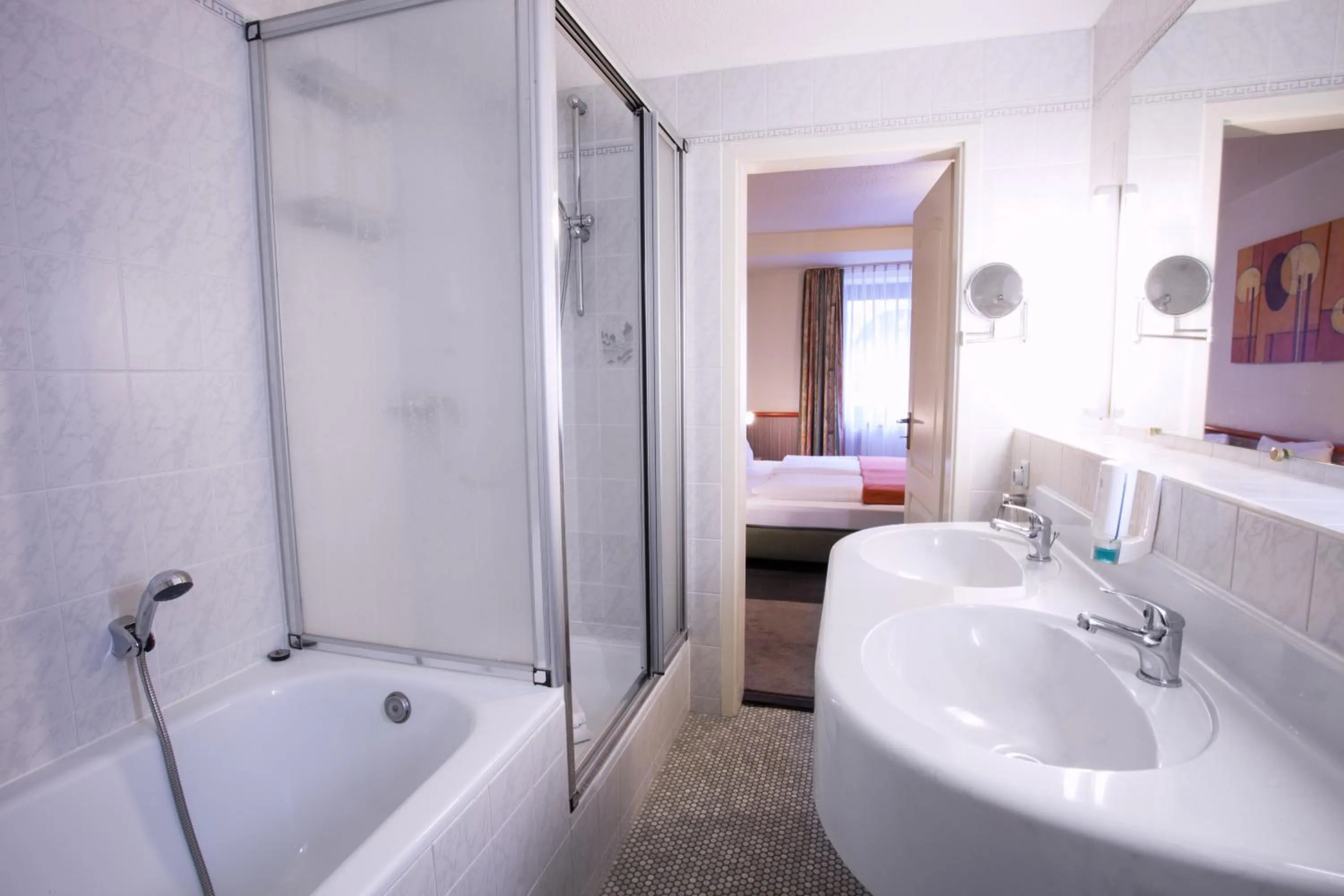 Bathroom, Bed in Trip Inn Hotel Ariane