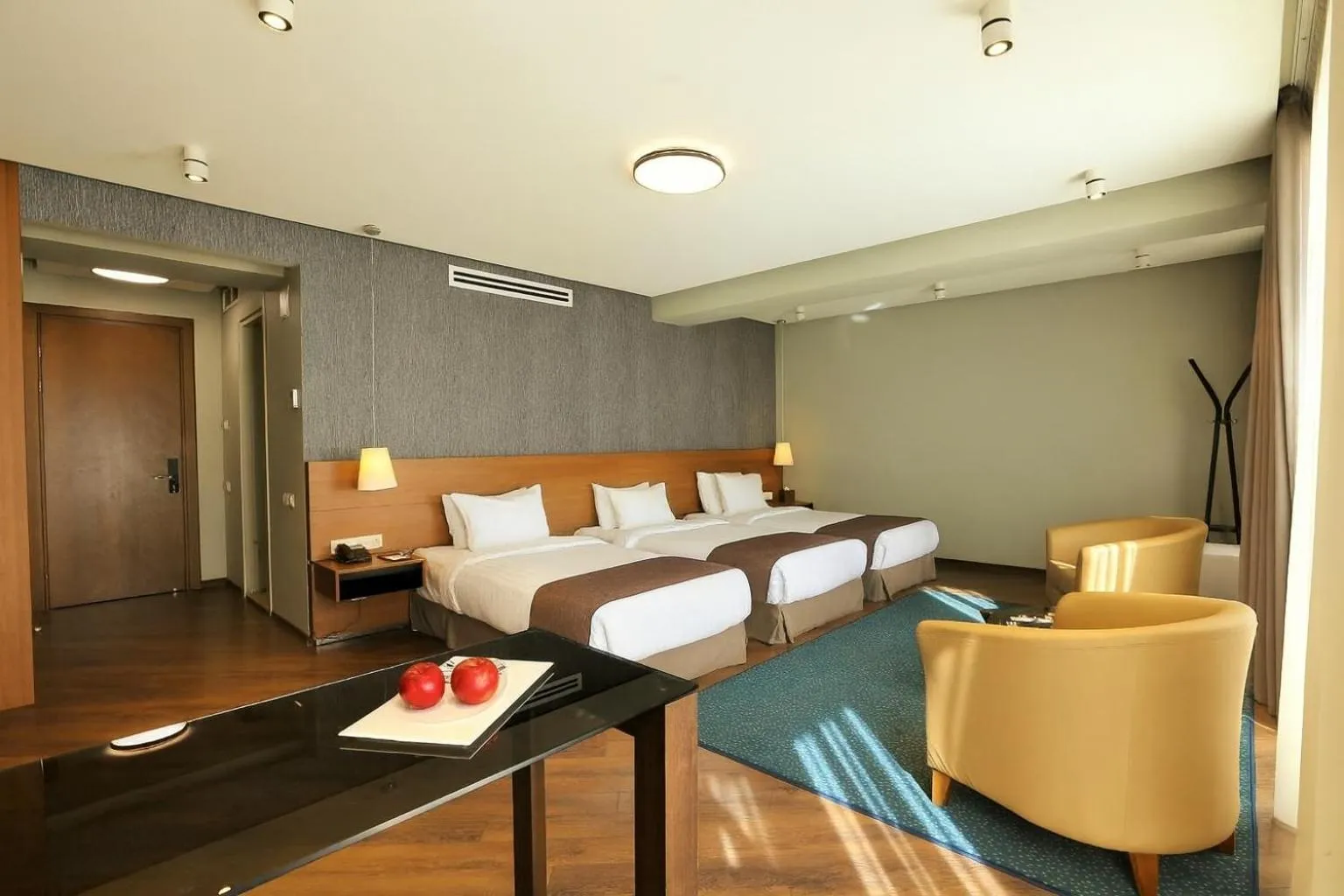 Photo of the whole room, Bed in Golden Palace Hotel