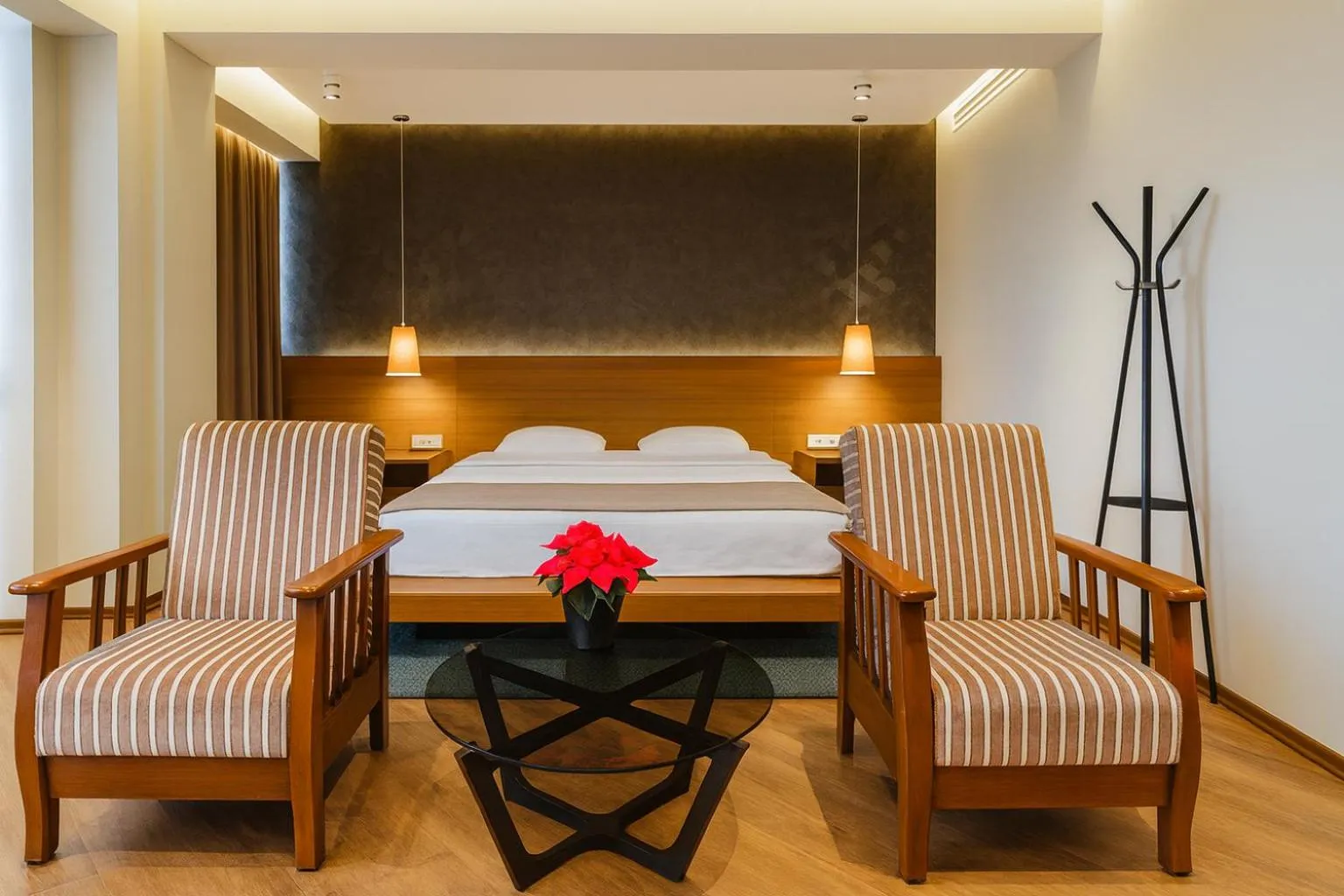 Living room, Bed in Golden Palace Hotel