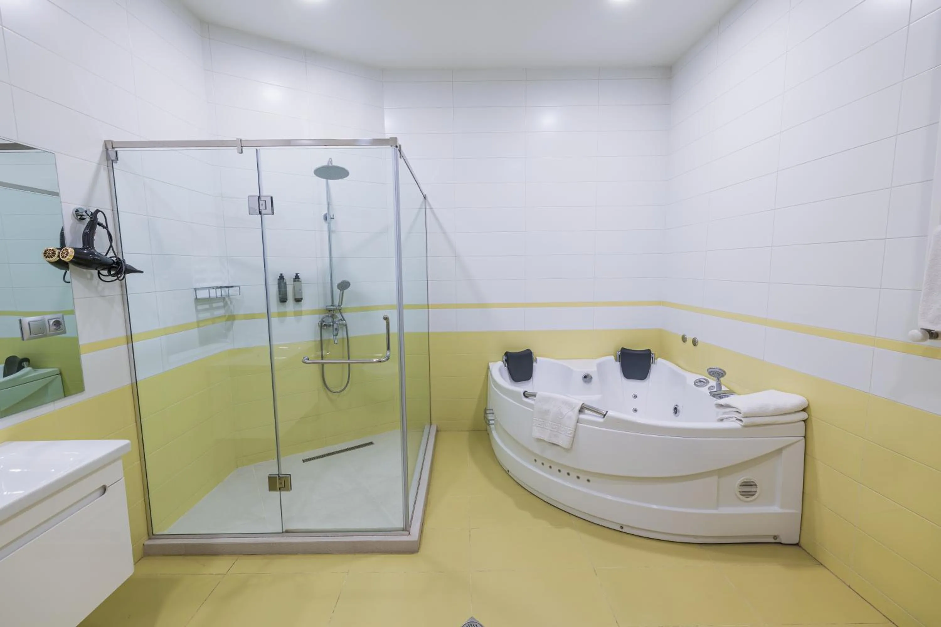 Deluxe Family Room - single occupancy in Golden Palace Hotel