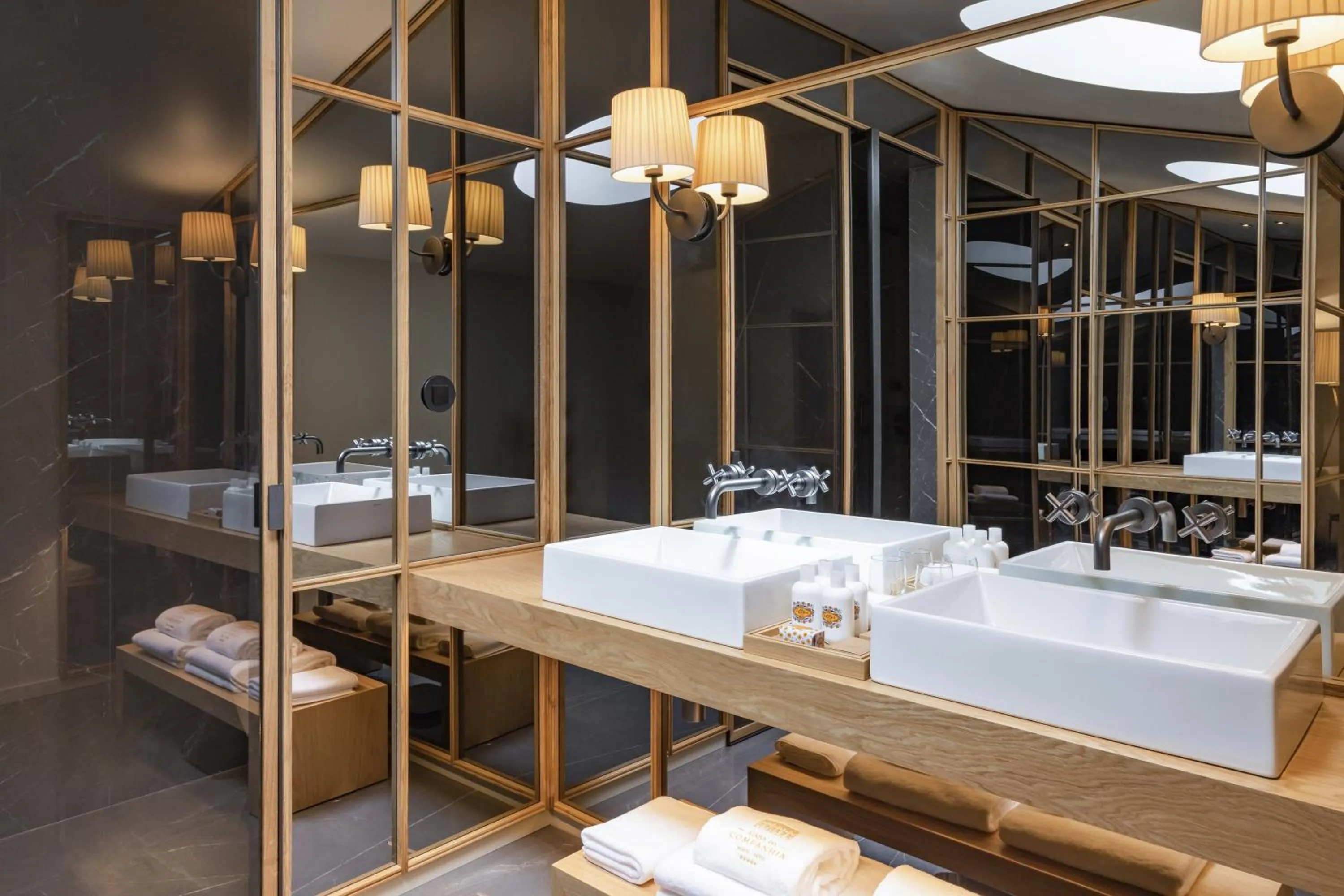 Bathroom, Bed in Casa da Companhia Hotel & Spa, Vignette Collection by IHG