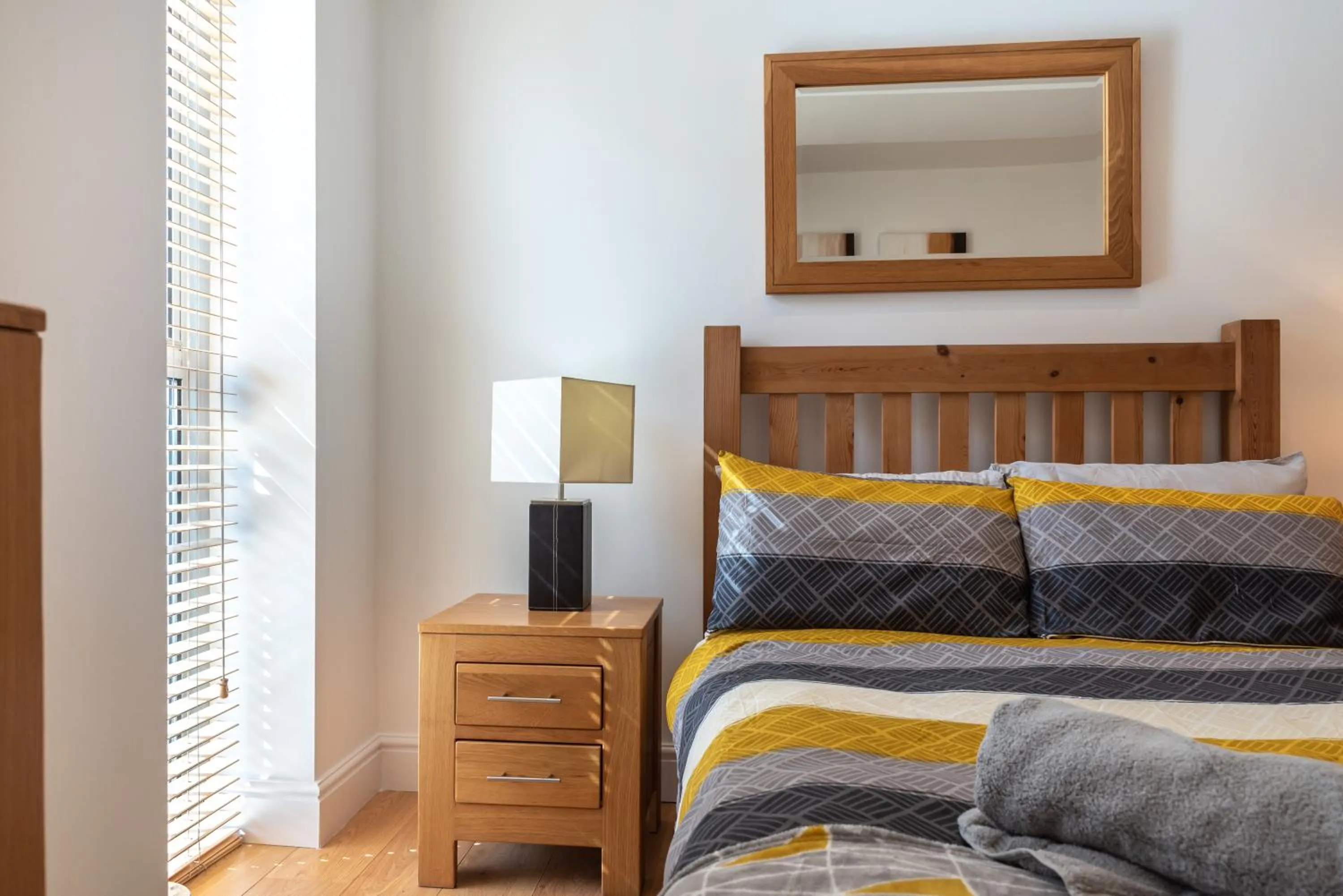 Other, Bed in The Old Library - Modern Apartment near the Train Station and Racecourse