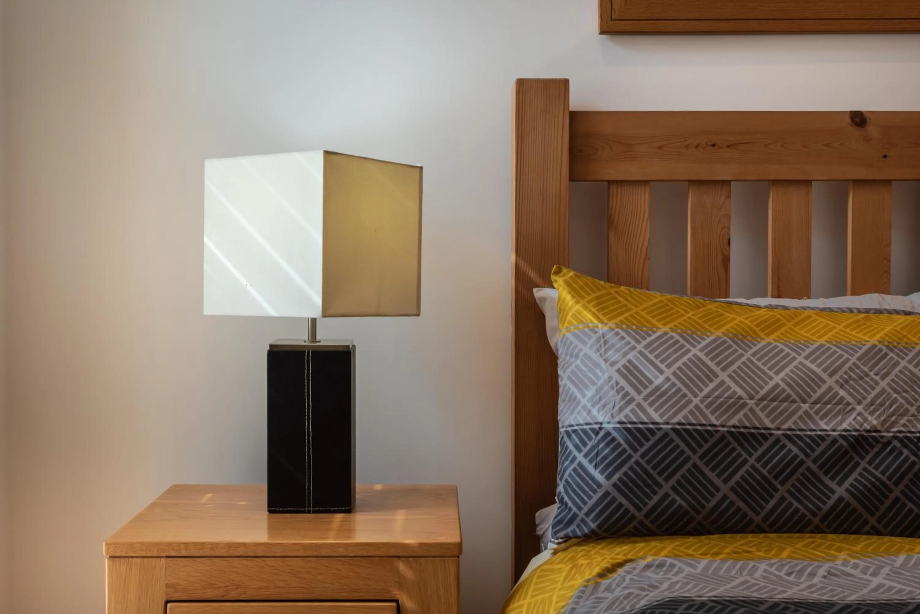 Other, Bed in The Old Library - Modern Apartment near the Train Station and Racecourse