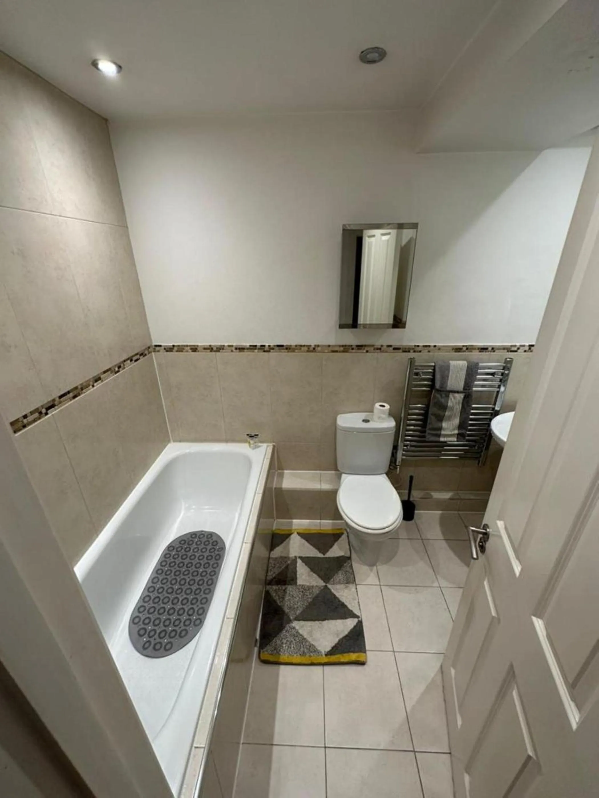 Bathroom in The Old Library - Modern Apartment near the Train Station and Racecourse