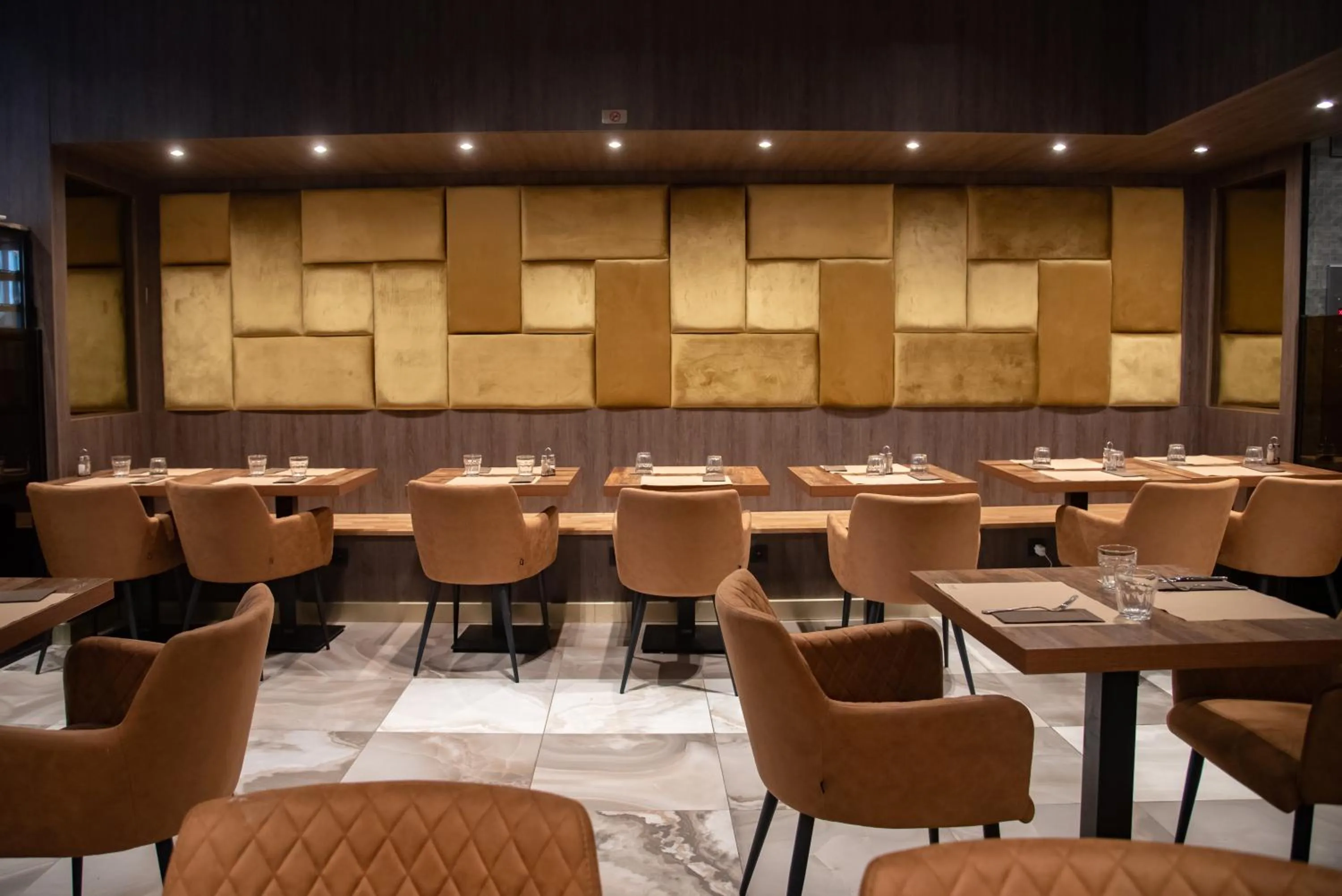 Restaurant/places to eat in La Bourse Hotel