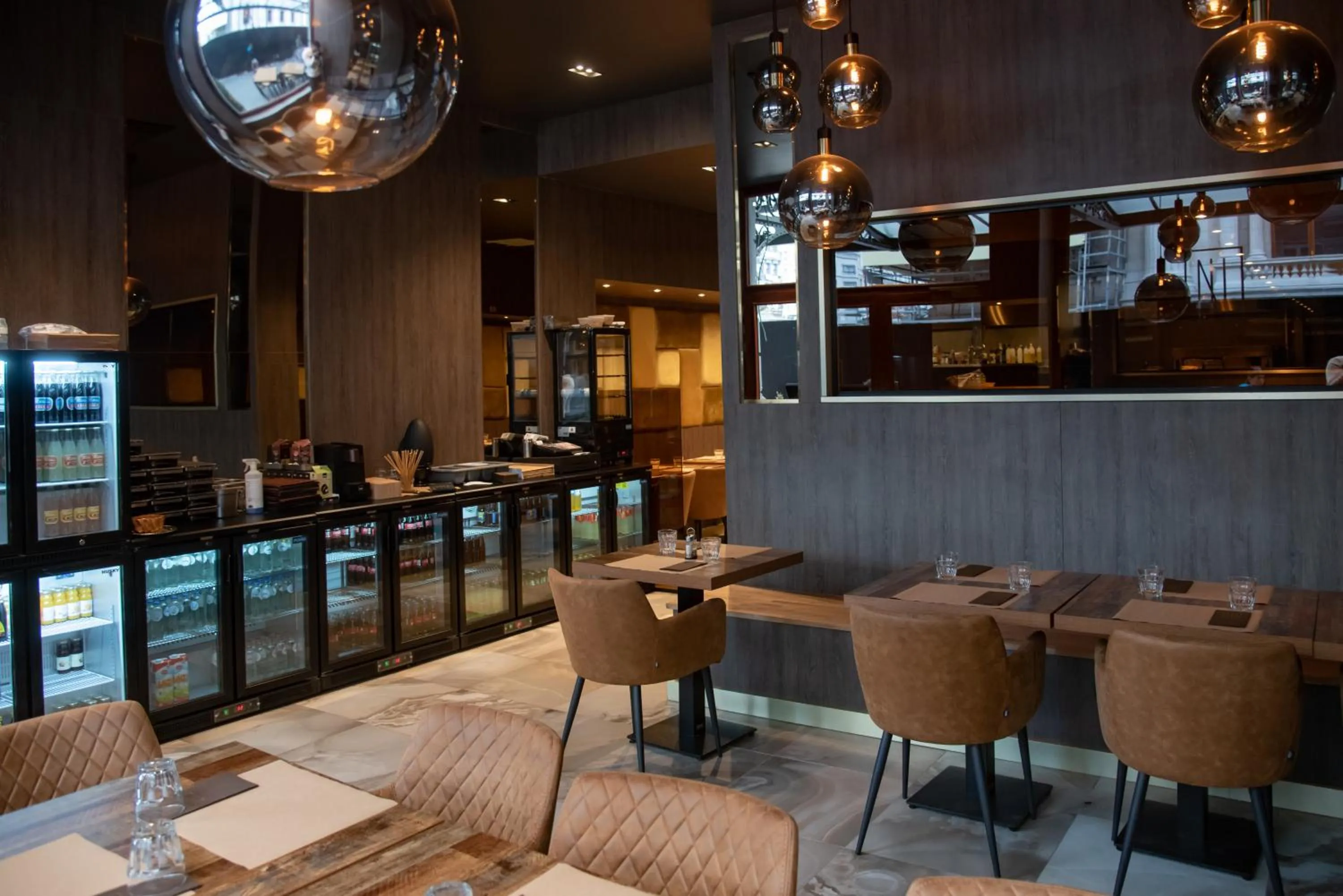 Restaurant/places to eat in La Bourse Hotel