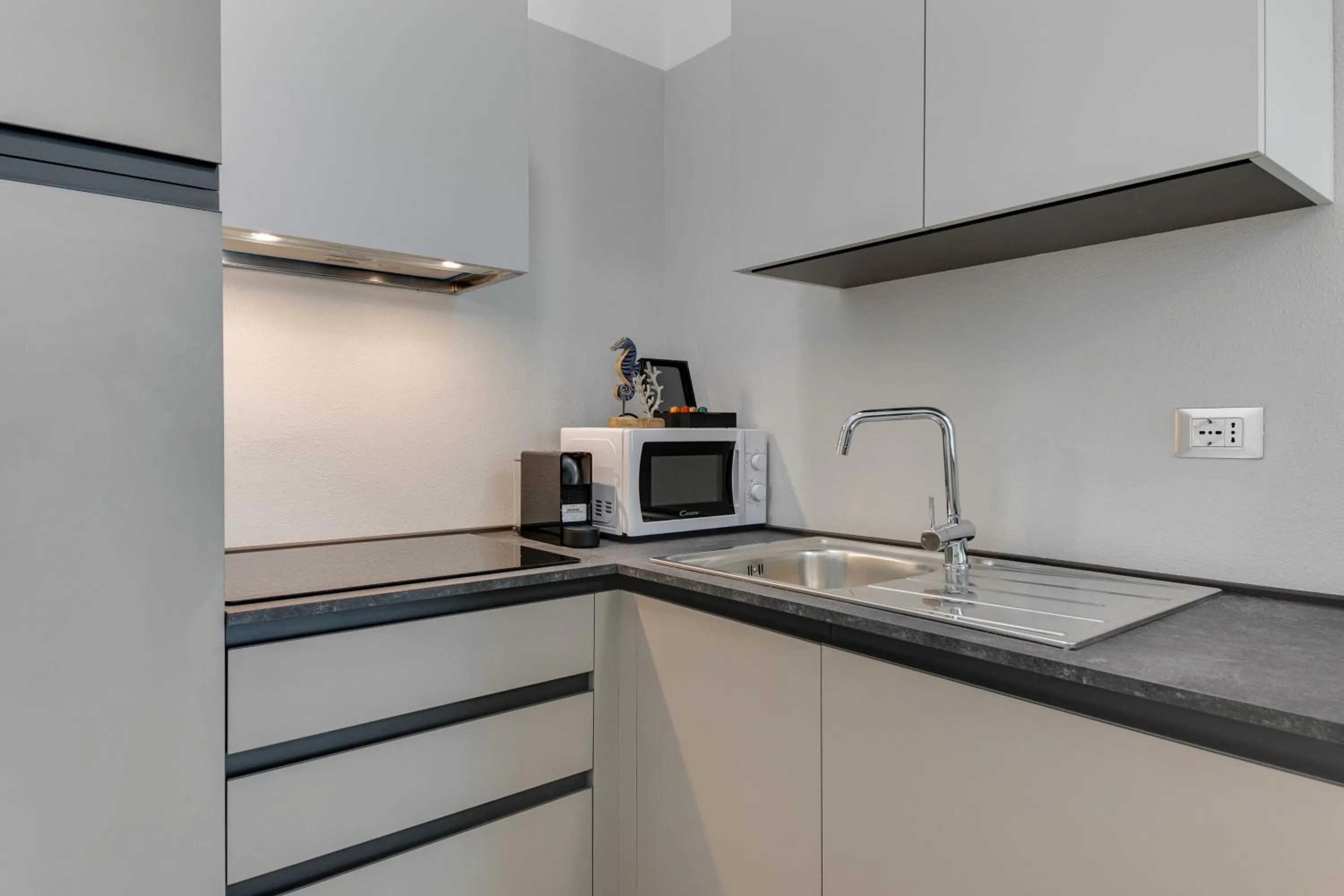 Kitchen or kitchenette in Elegance Suite Apartments - Siroli Collection