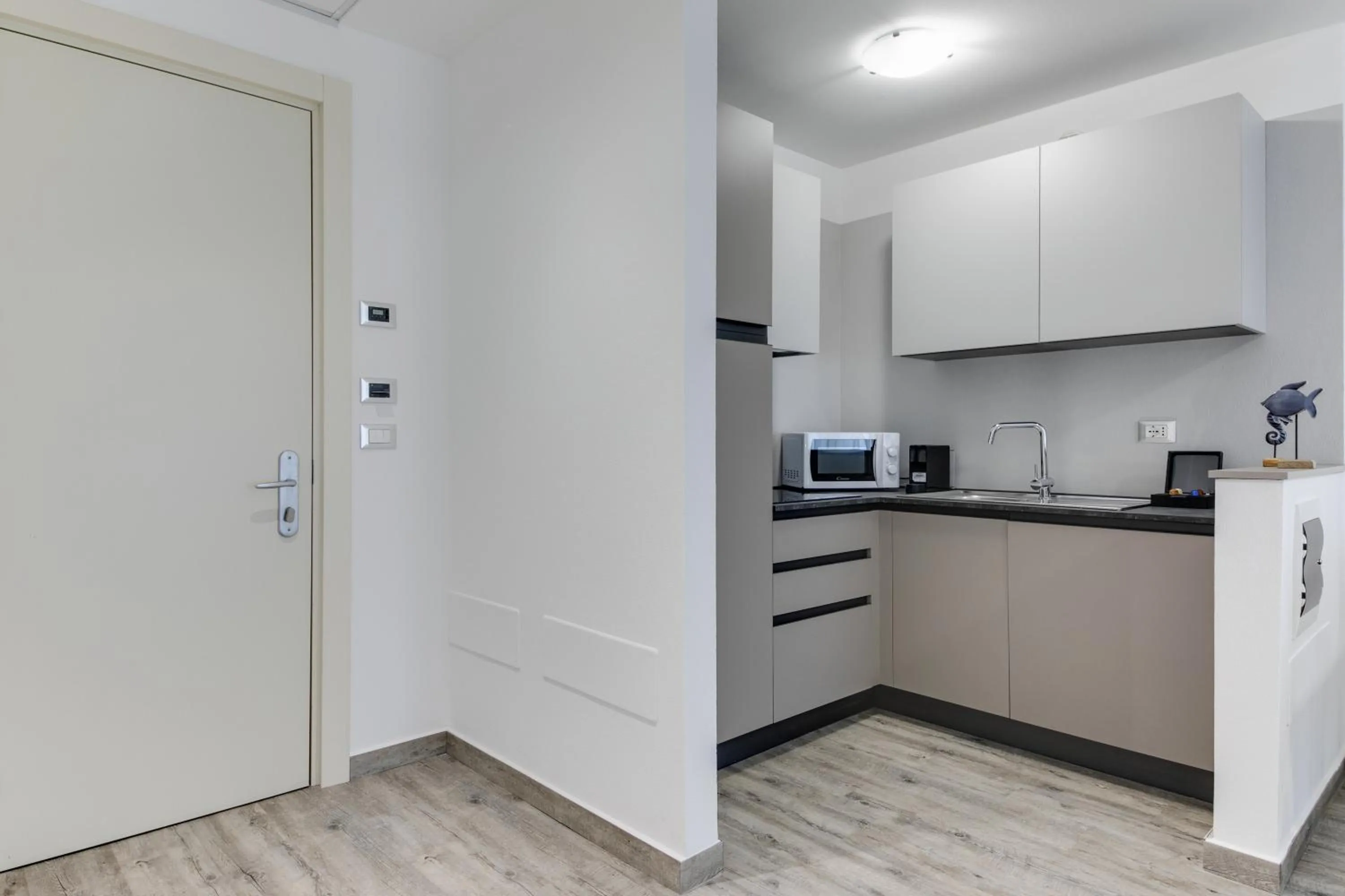 Kitchen or kitchenette in Elegance Suite Apartments - Siroli Collection