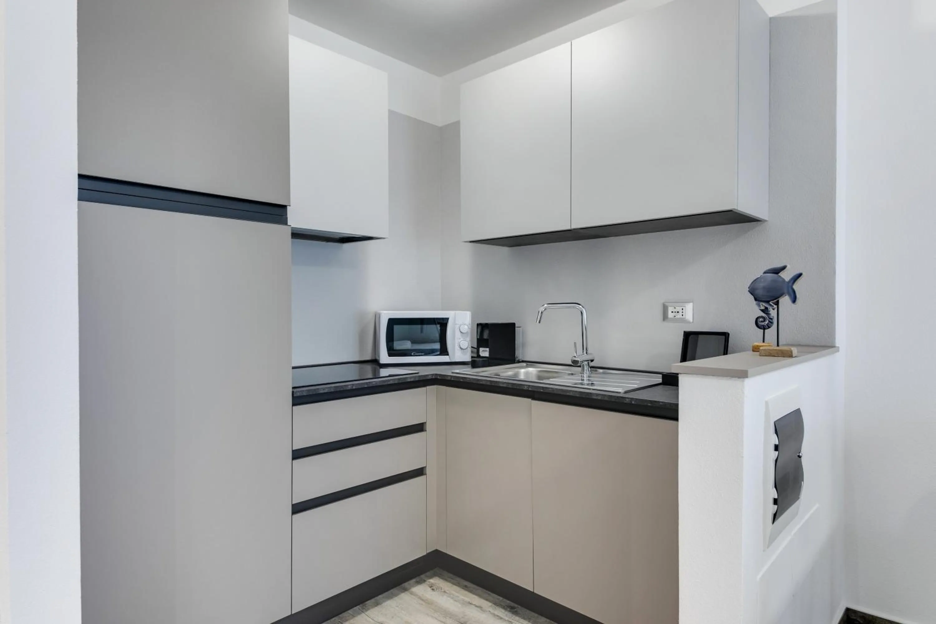 Kitchen or kitchenette in Elegance Suite Apartments - Siroli Collection