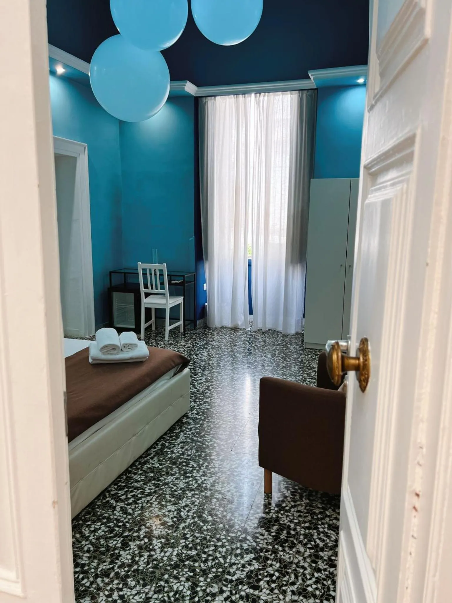 Photo of the whole room, Bed in DEAS B&B