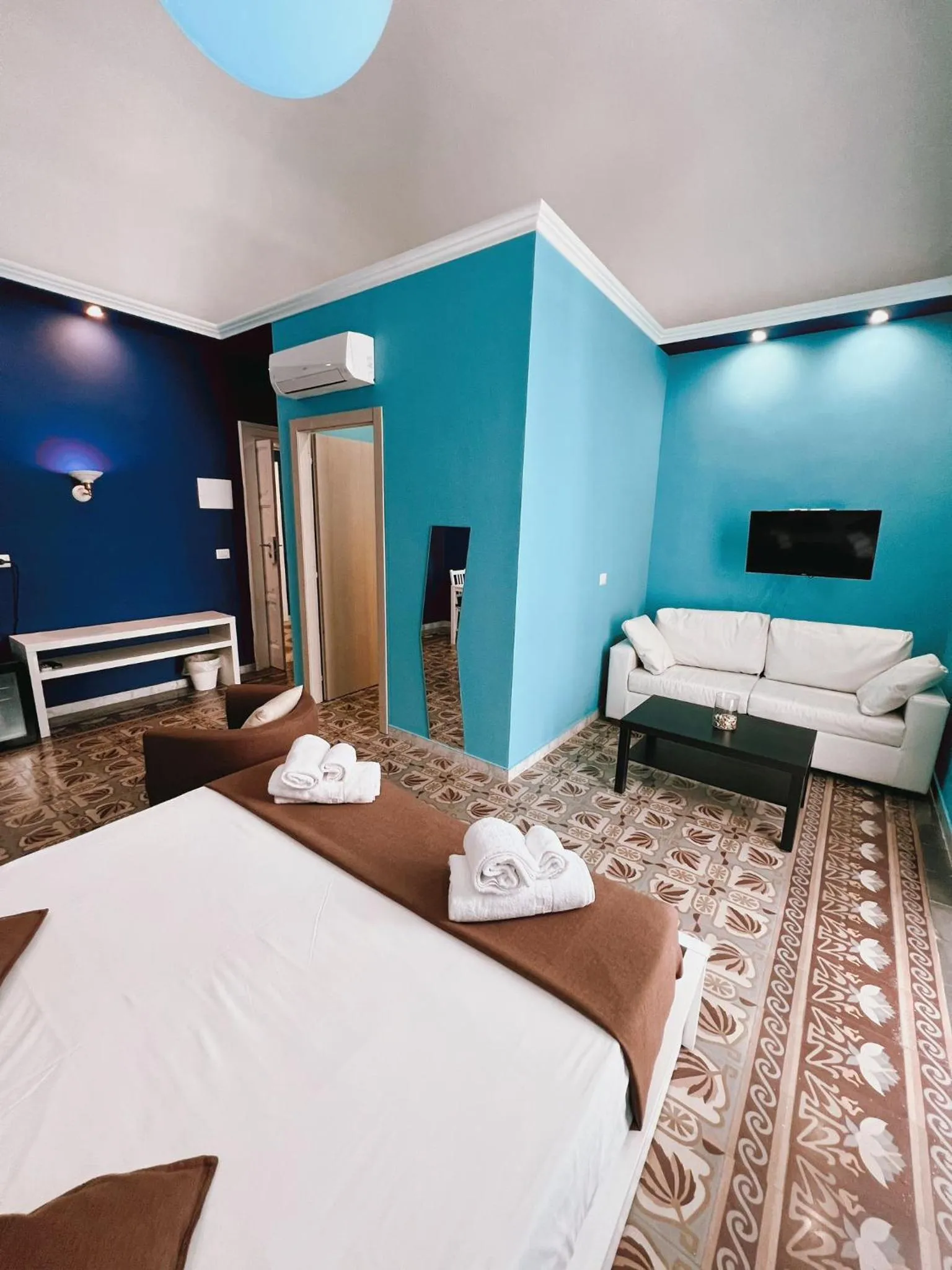 Photo of the whole room, Bed in DEAS B&B