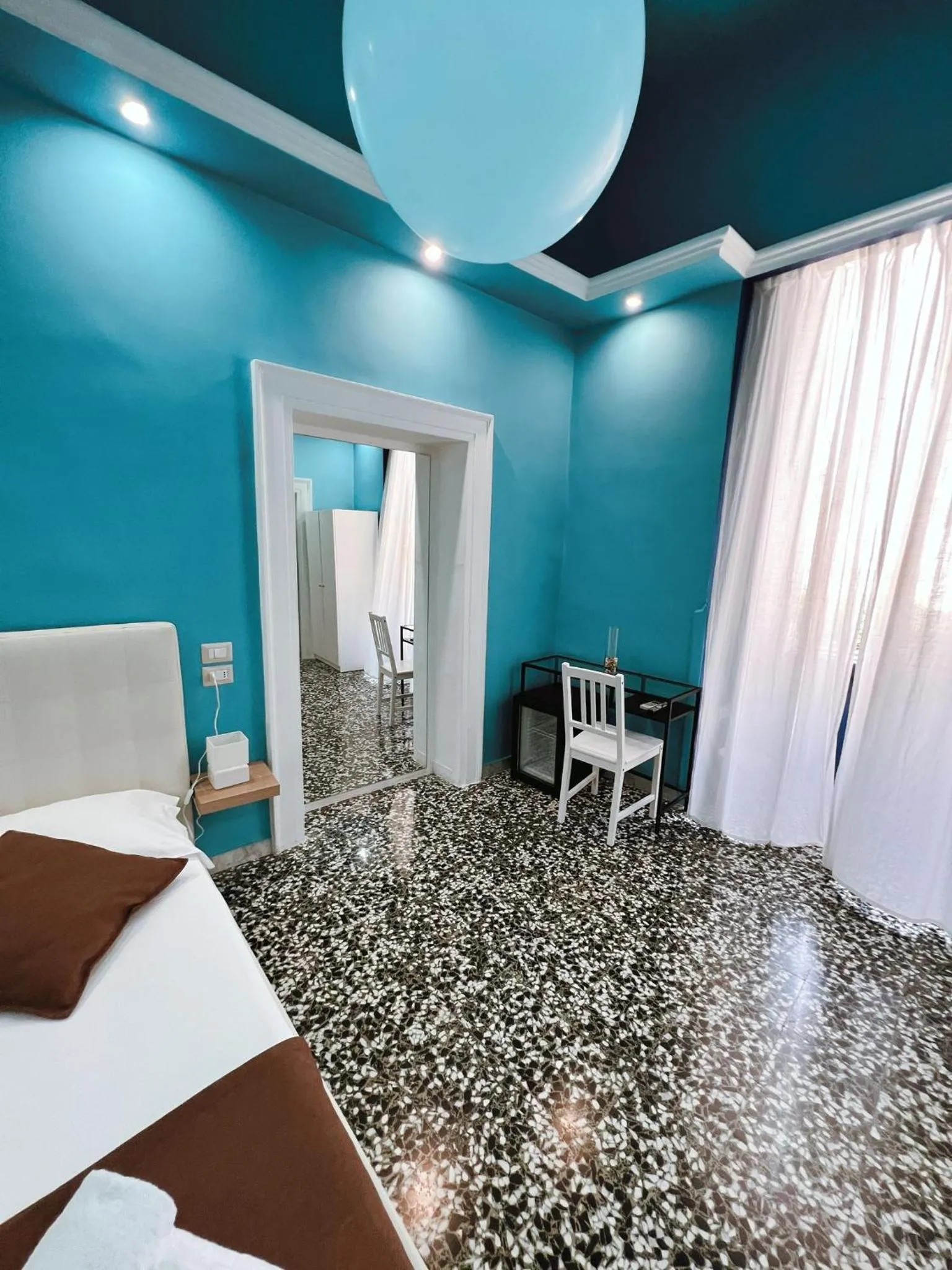 Photo of the whole room, Bed in DEAS B&B