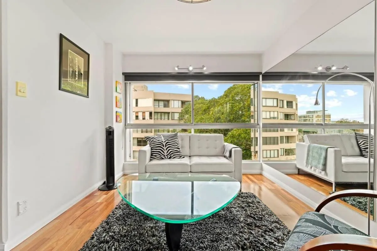 Heart Of The City Minutes from Macleay Street