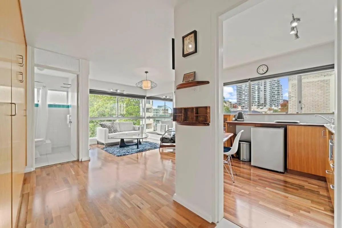 Heart Of The City Minutes from Macleay Street