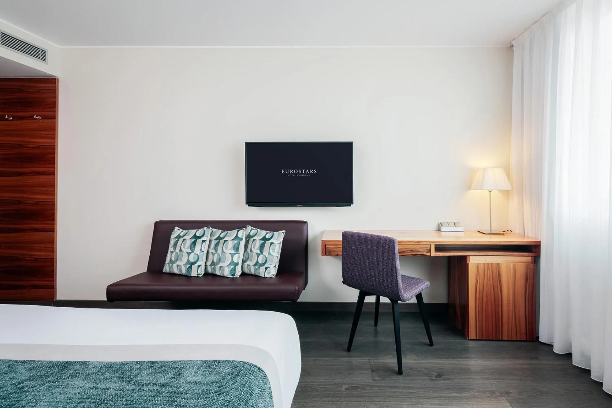 Bed in Eurostars Embassy