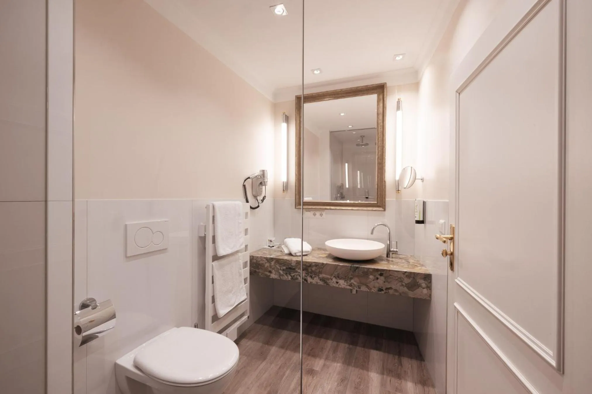 Bathroom in Hotel Lindauer Hof