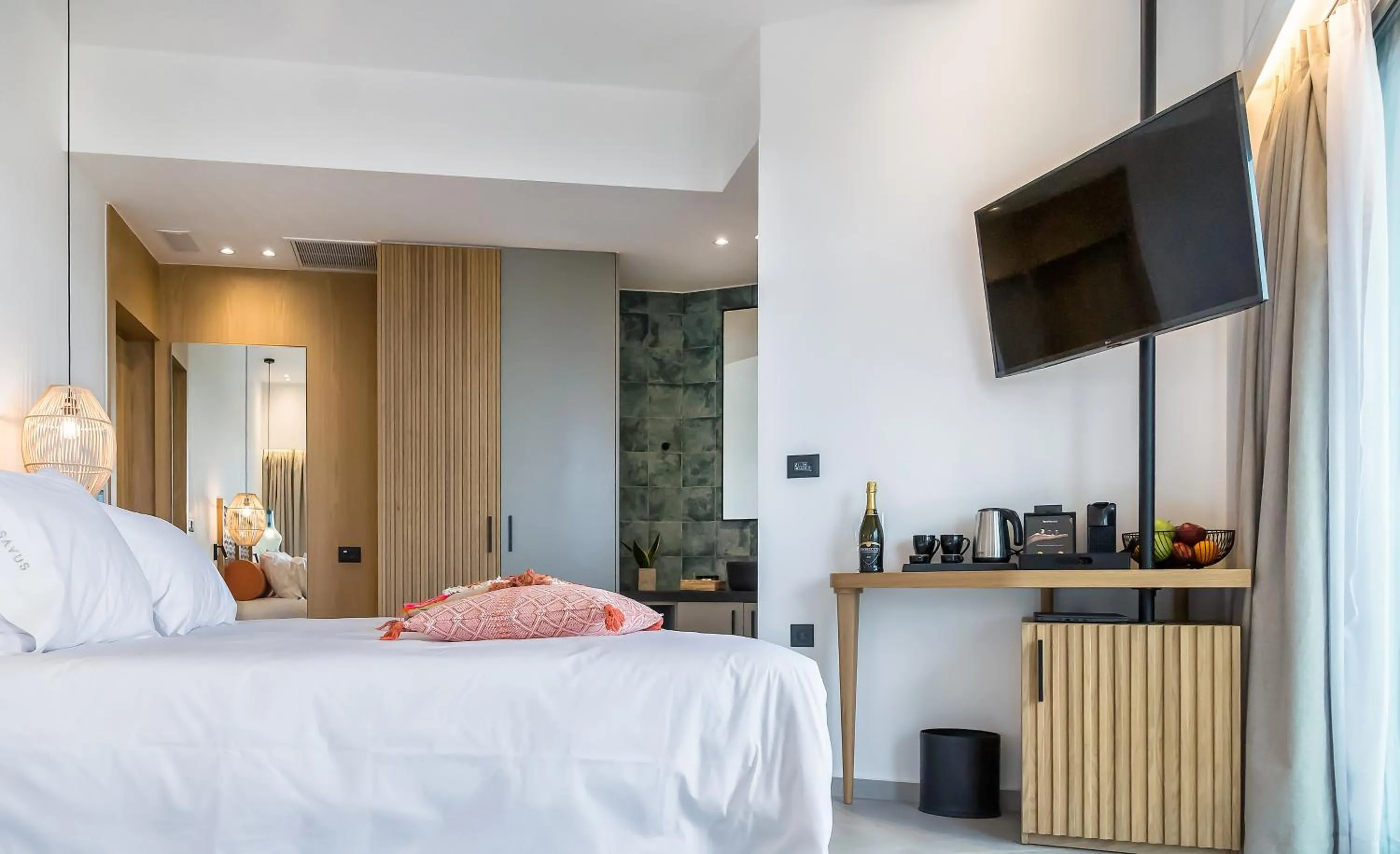 TV and multimedia, Bed in SAVUS Boutique Hotel