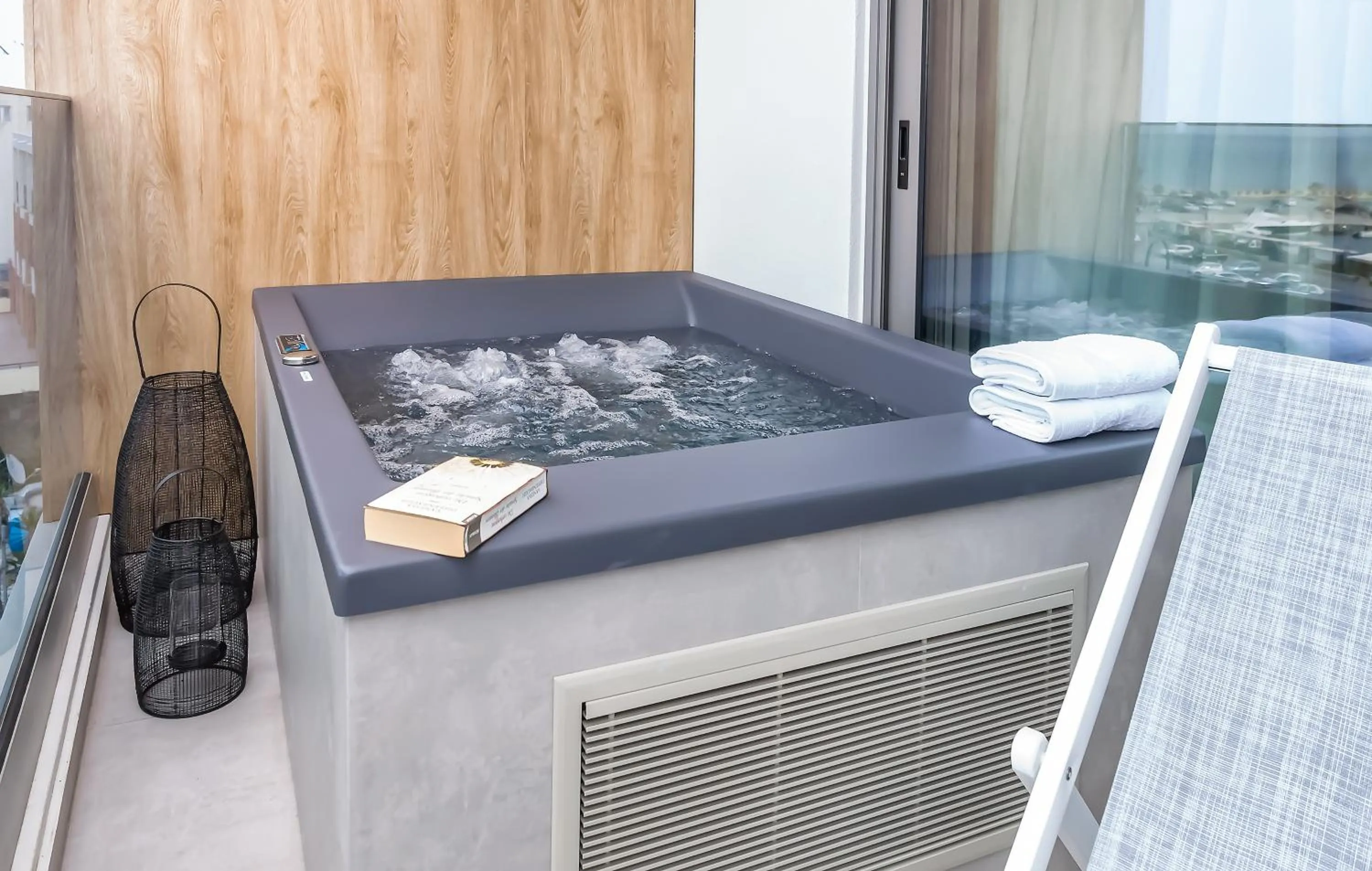 Hot Tub, Bed in SAVUS Boutique Hotel
