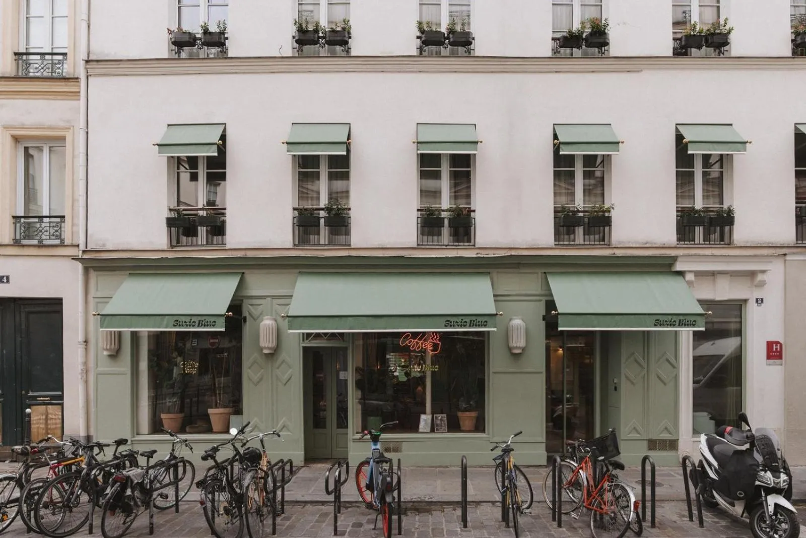 Facade/entrance in Hôtel Suzie Blue