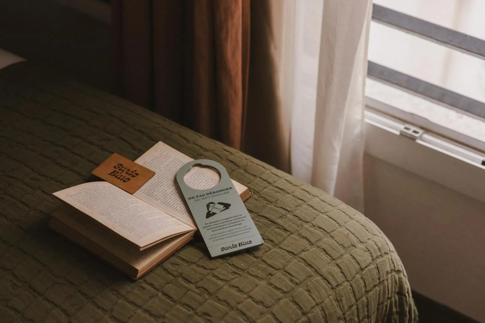 Decorative detail, Bed in Hôtel Suzie Blue