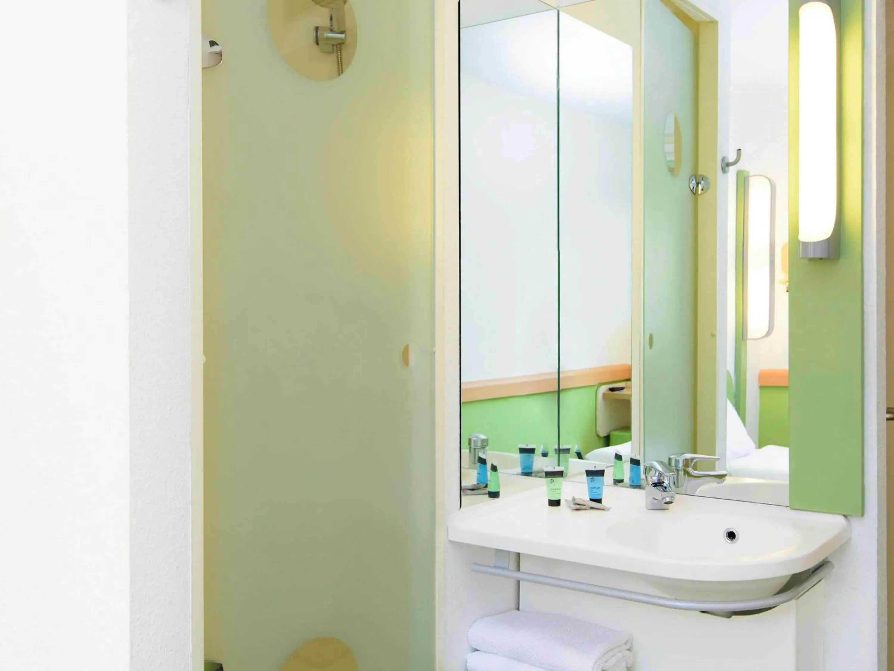 Bathroom in Ibis Budget Bilbao Arrigorriaga Bathroom in Ibis Budget Bilbao Arrigorriaga