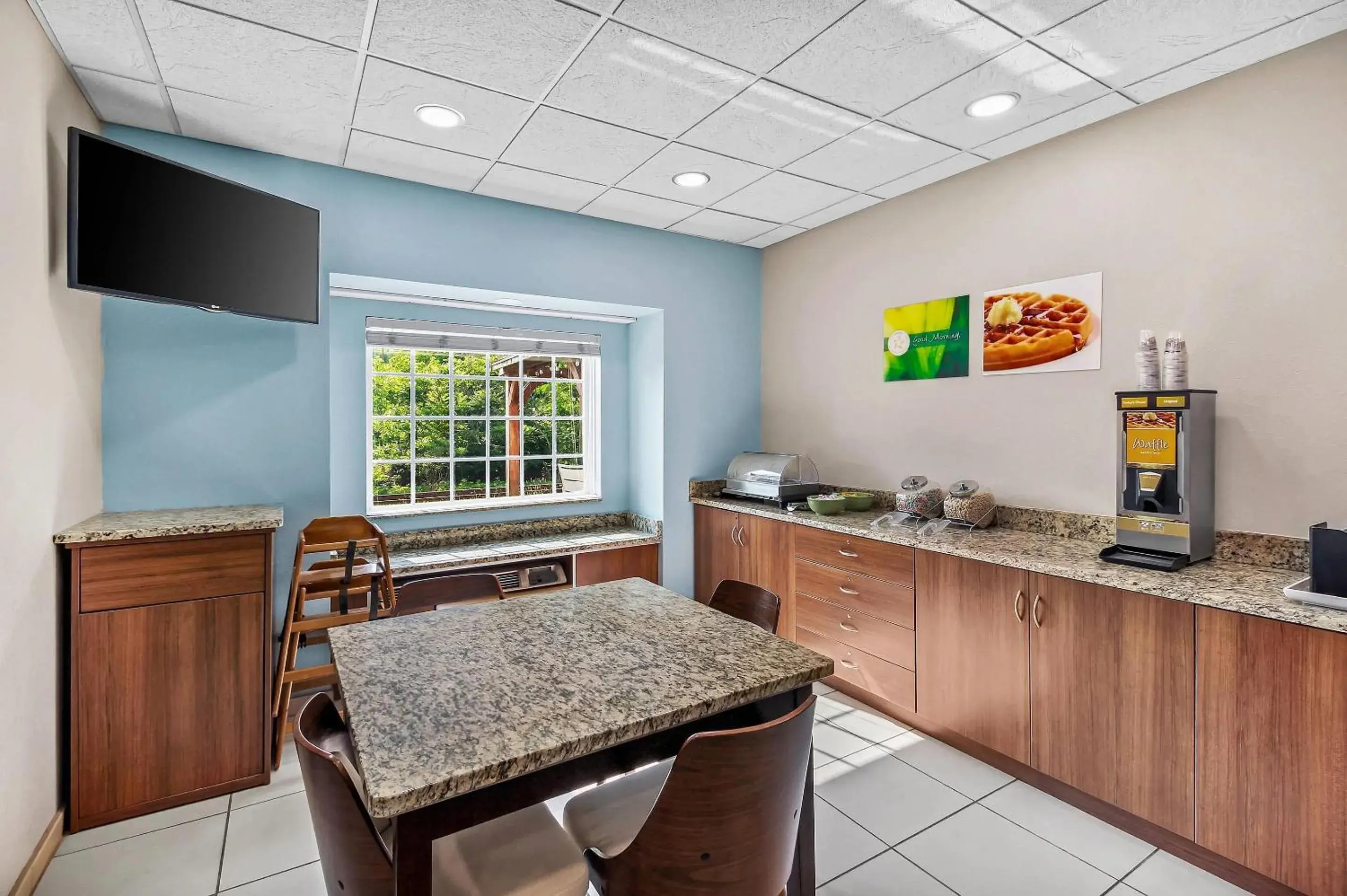 Breakfast in Quality Inn & Suites Breakfast in Quality Inn & Suites