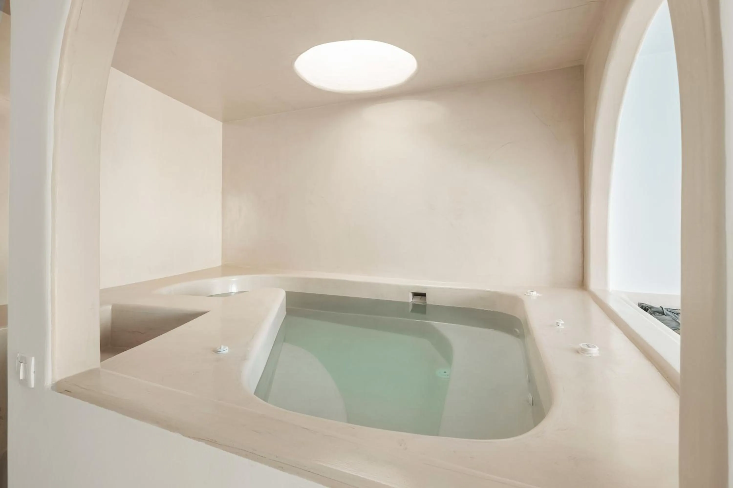 Hot Tub in Oyster Luxury Suites