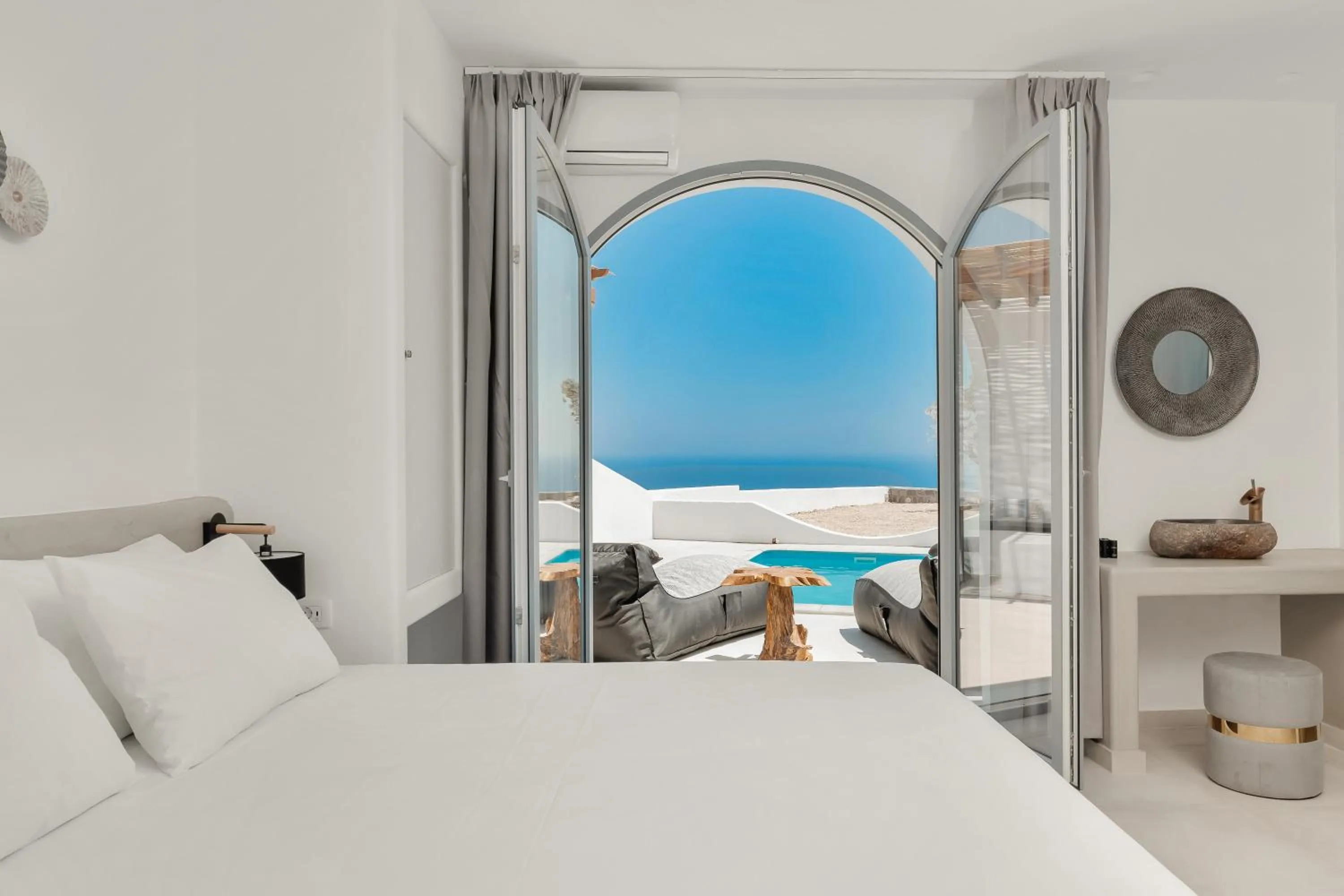 Bedroom, Bed in Oyster Luxury Suites