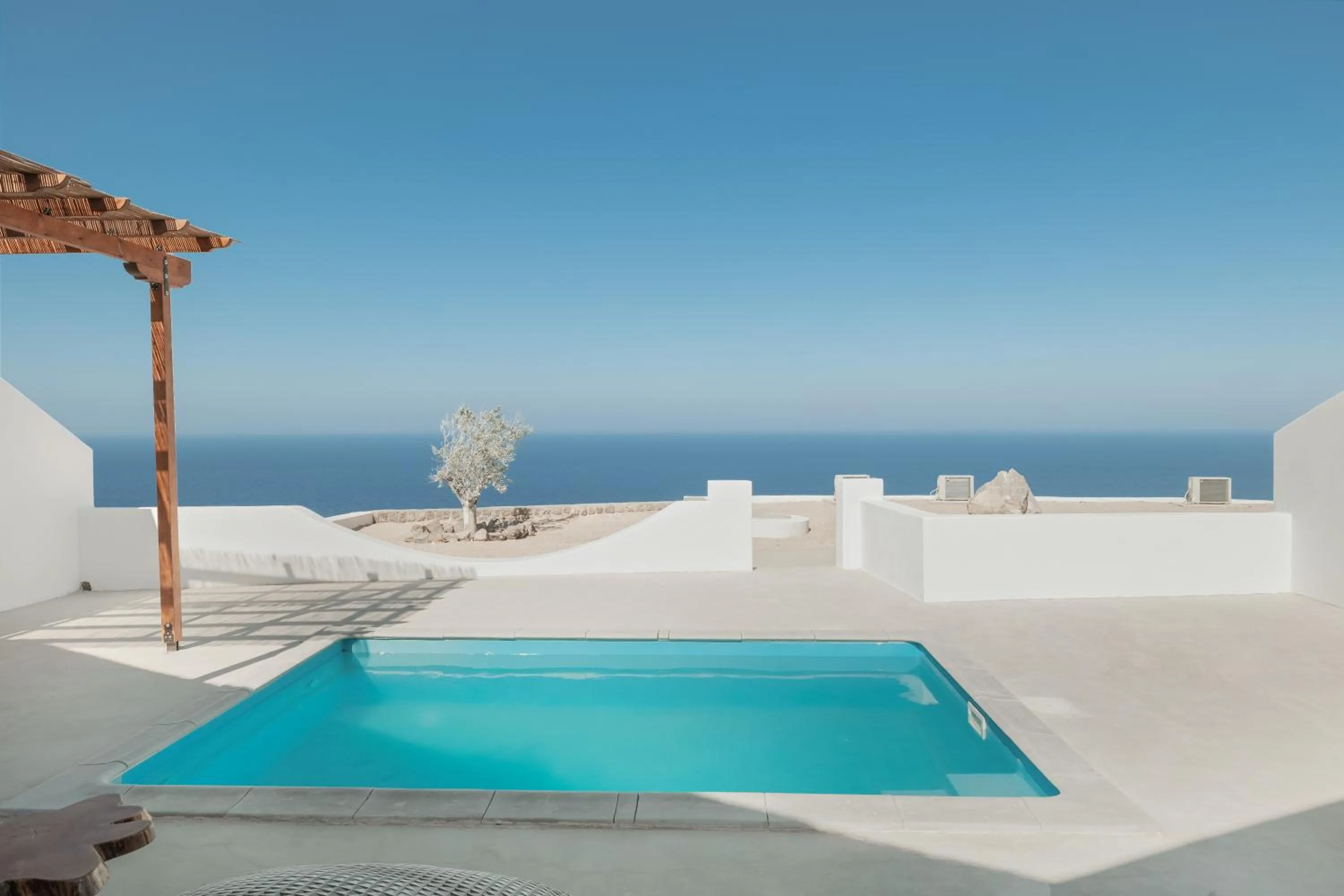 Swimming pool in Oyster Luxury Suites
