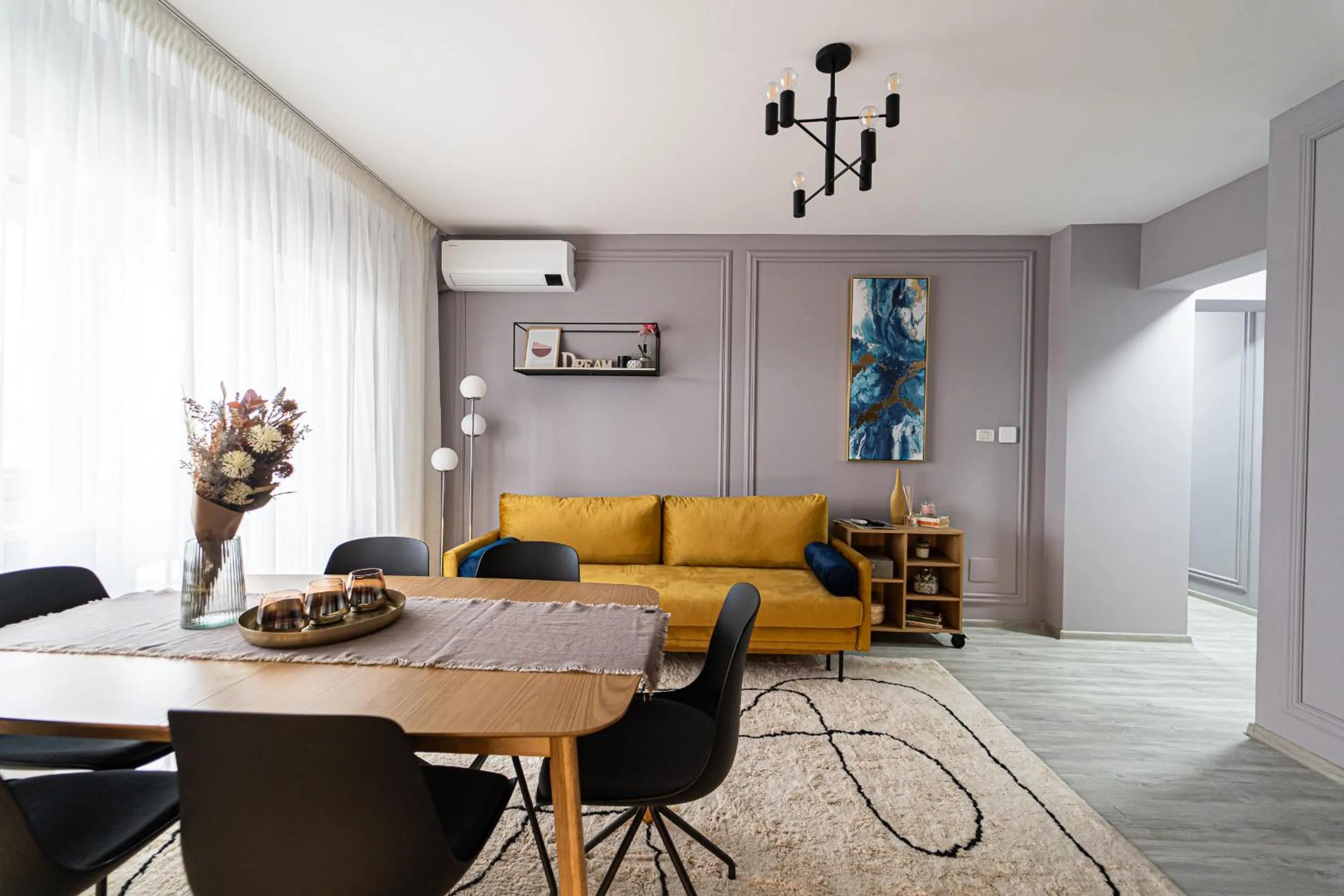 Delux Suite - Apartament 100 de m2 cu 3 camere și parcare gratuită, lângă Arena Mall in Centrul Bacău