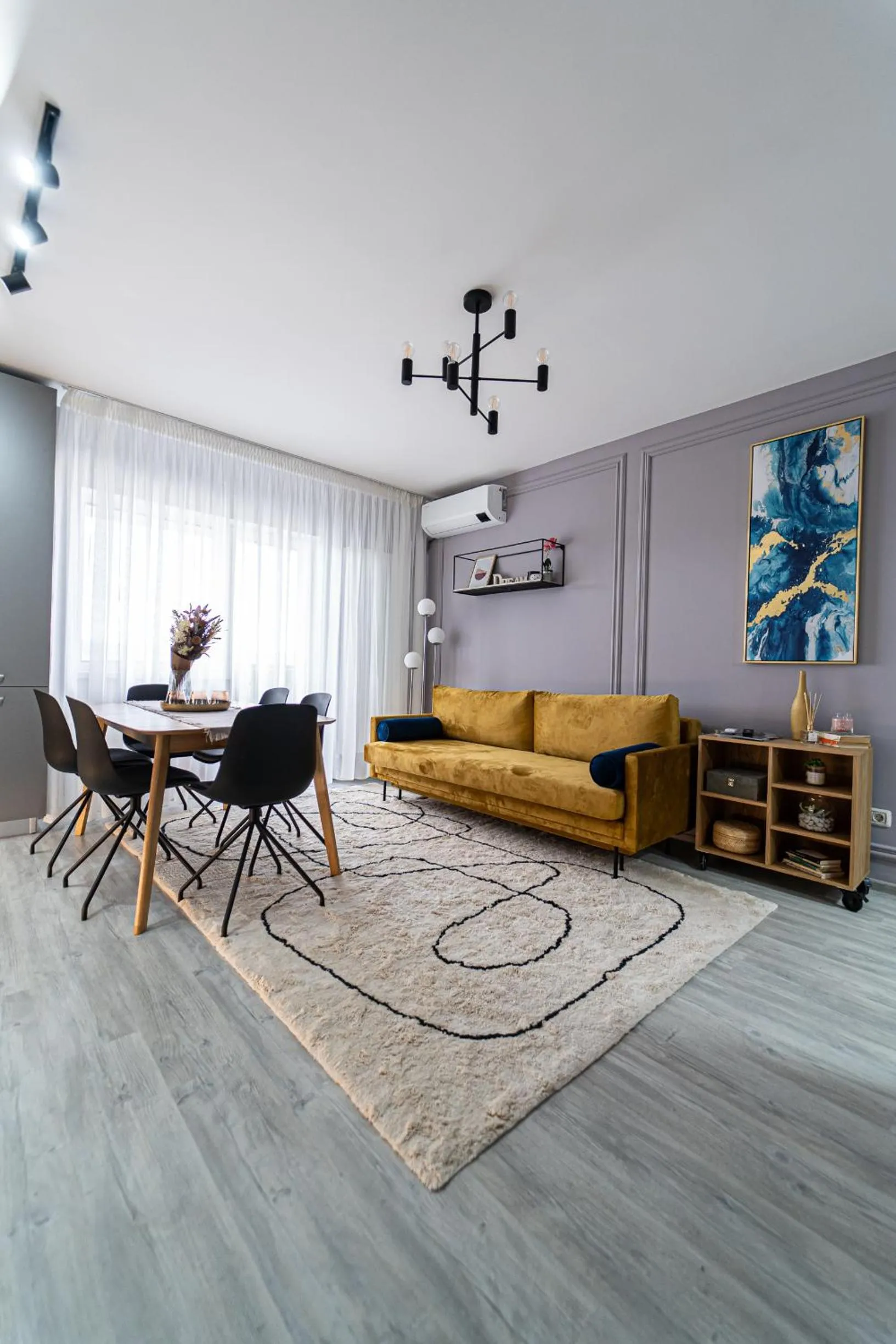 Delux Suite - Apartament 100 de m2 cu 3 camere și parcare gratuită, lângă Arena Mall in Centrul Bacău