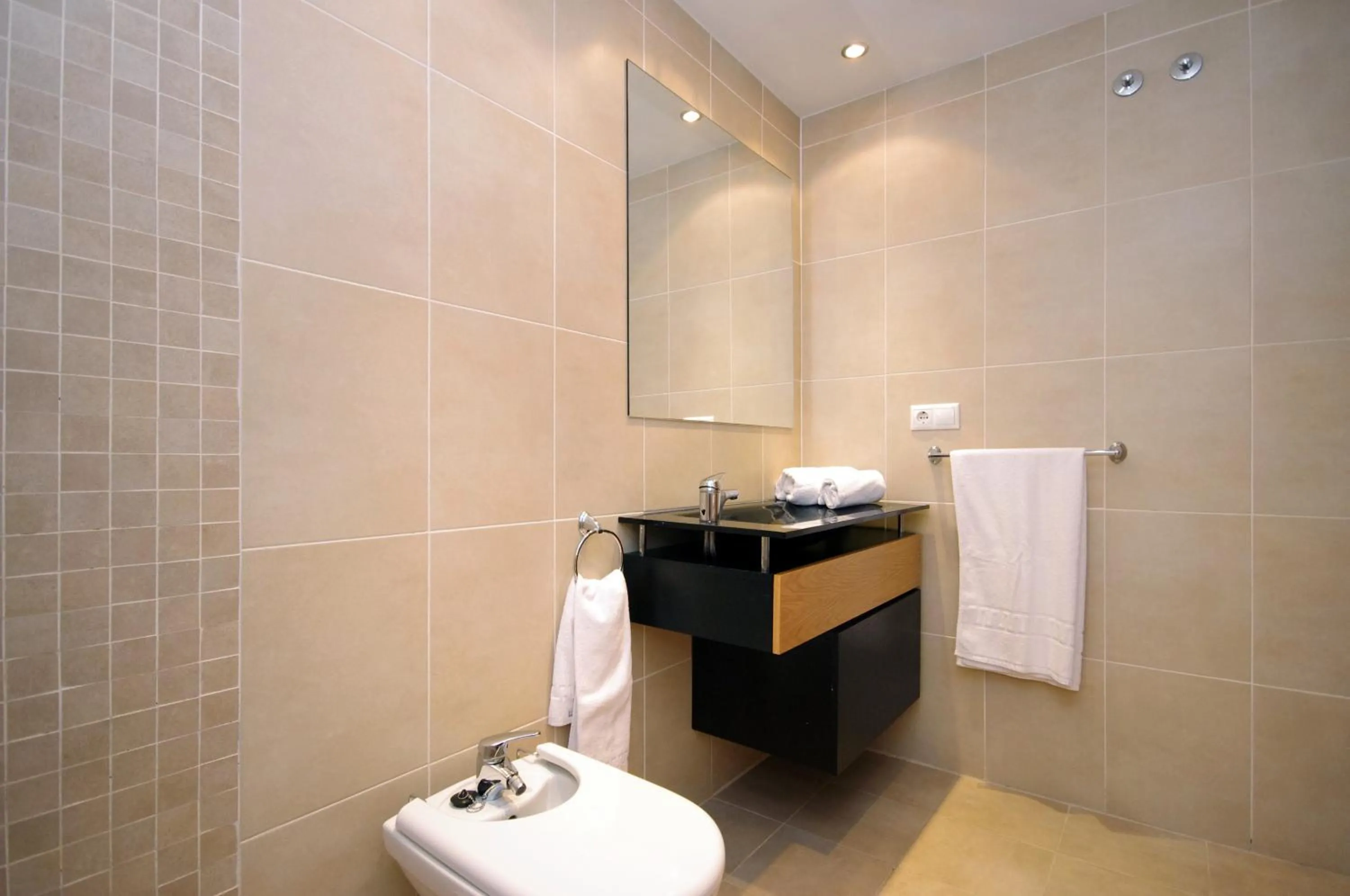 Bathroom in Apartamentos Port