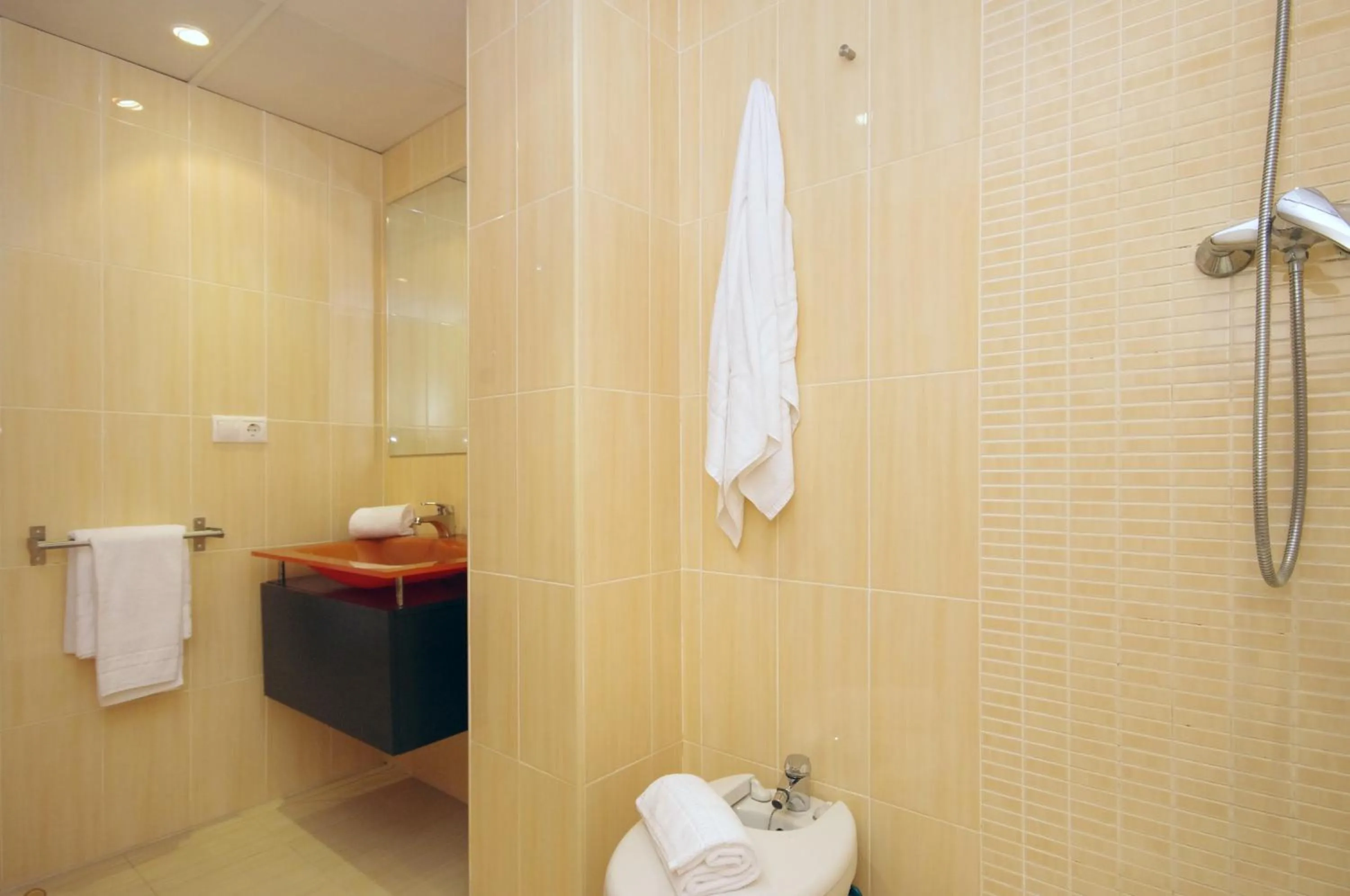 Bathroom in Apartamentos Port