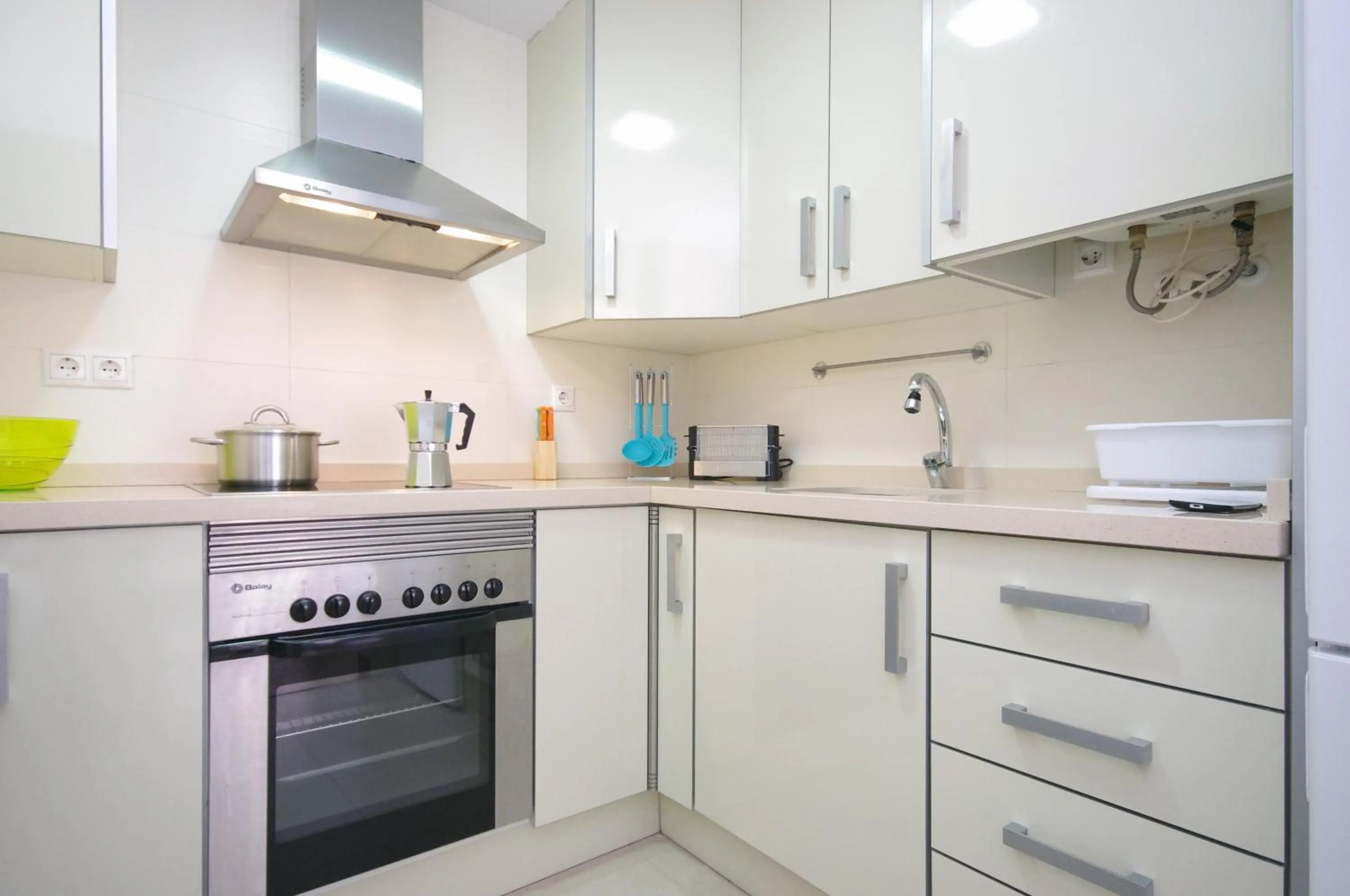 Kitchen or kitchenette in Apartamentos Port