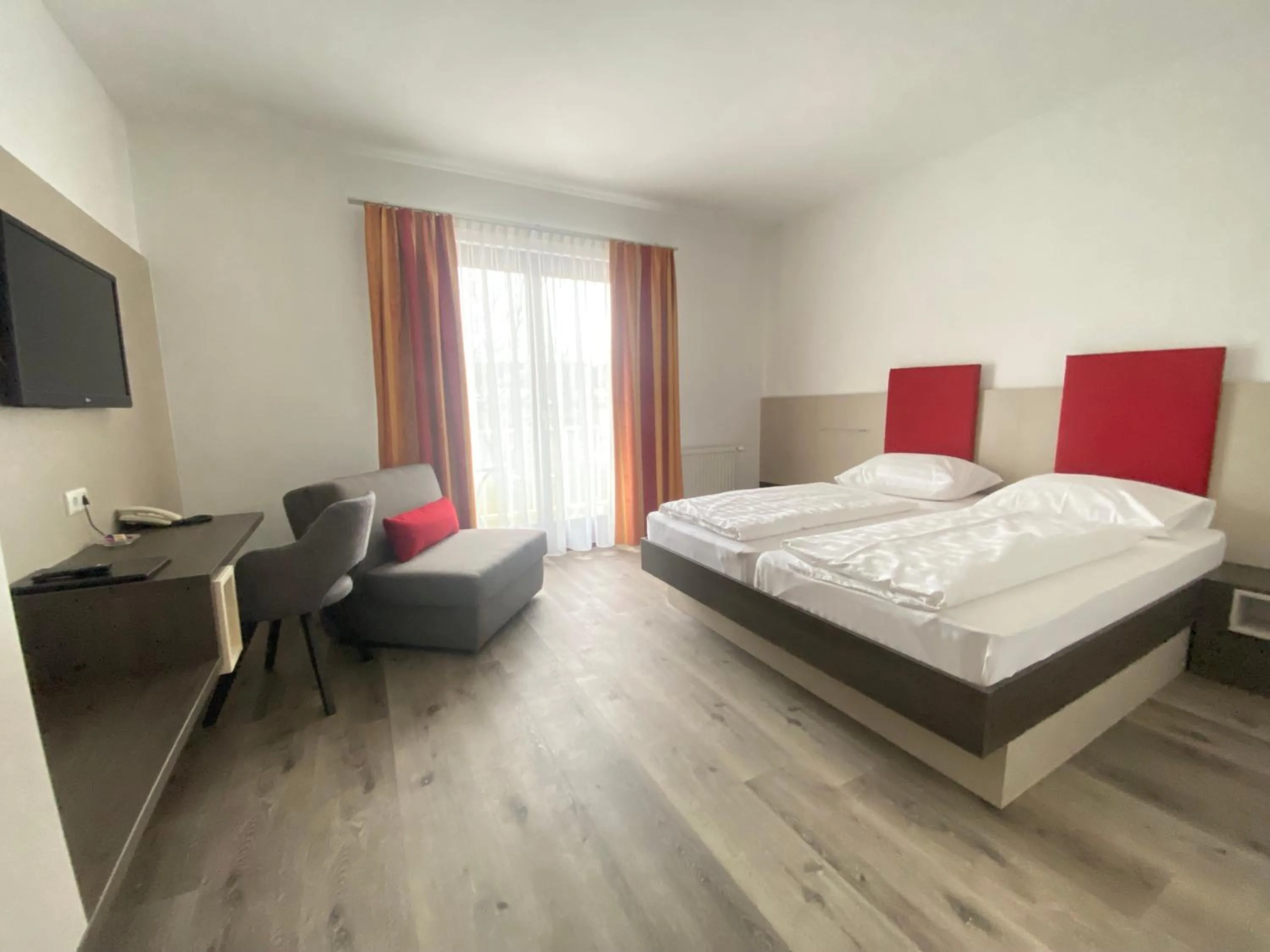 Photo of the whole room, Bed in Simon - Hotel & Café