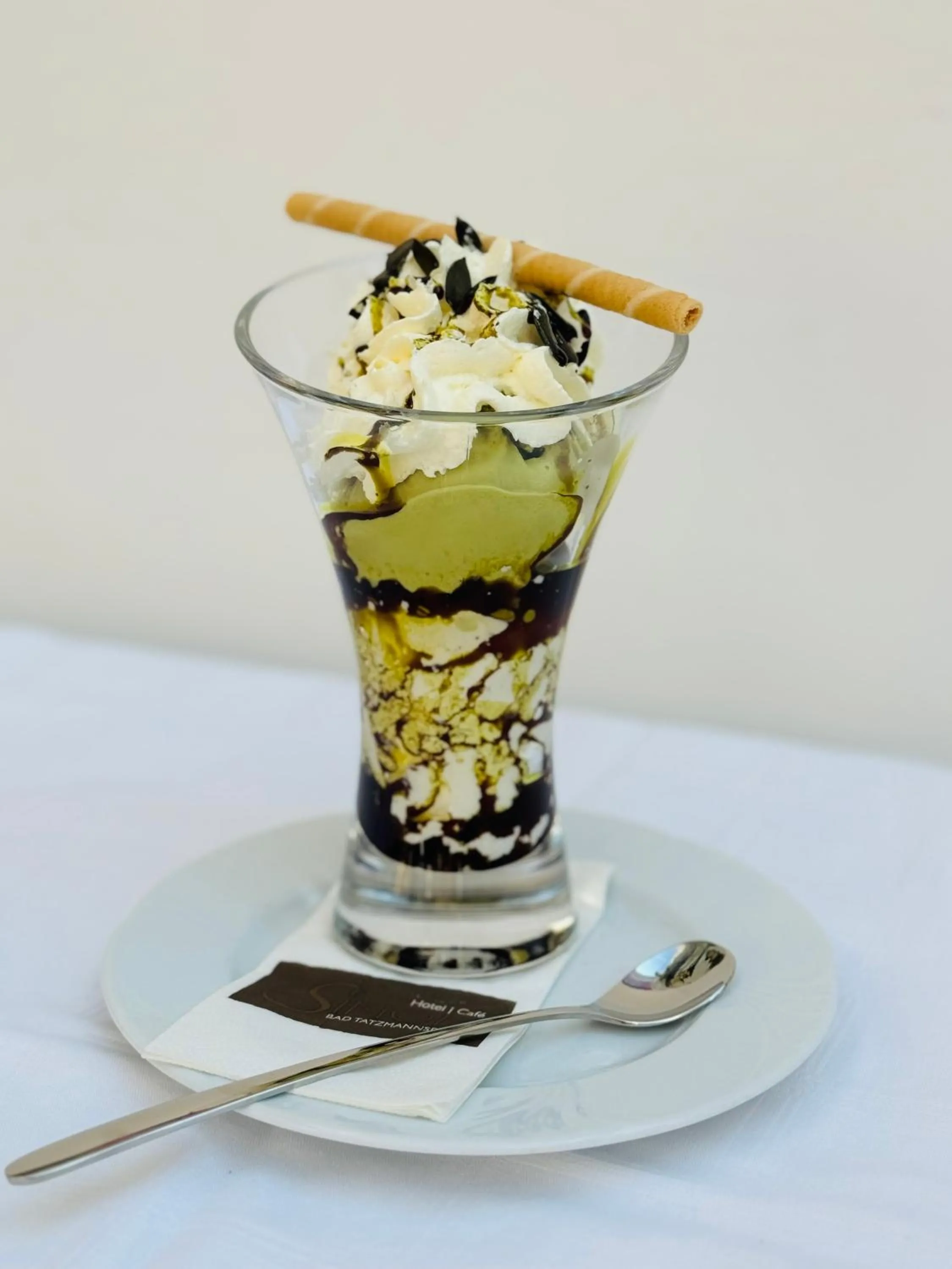 Food and drinks in Simon - Hotel & Café