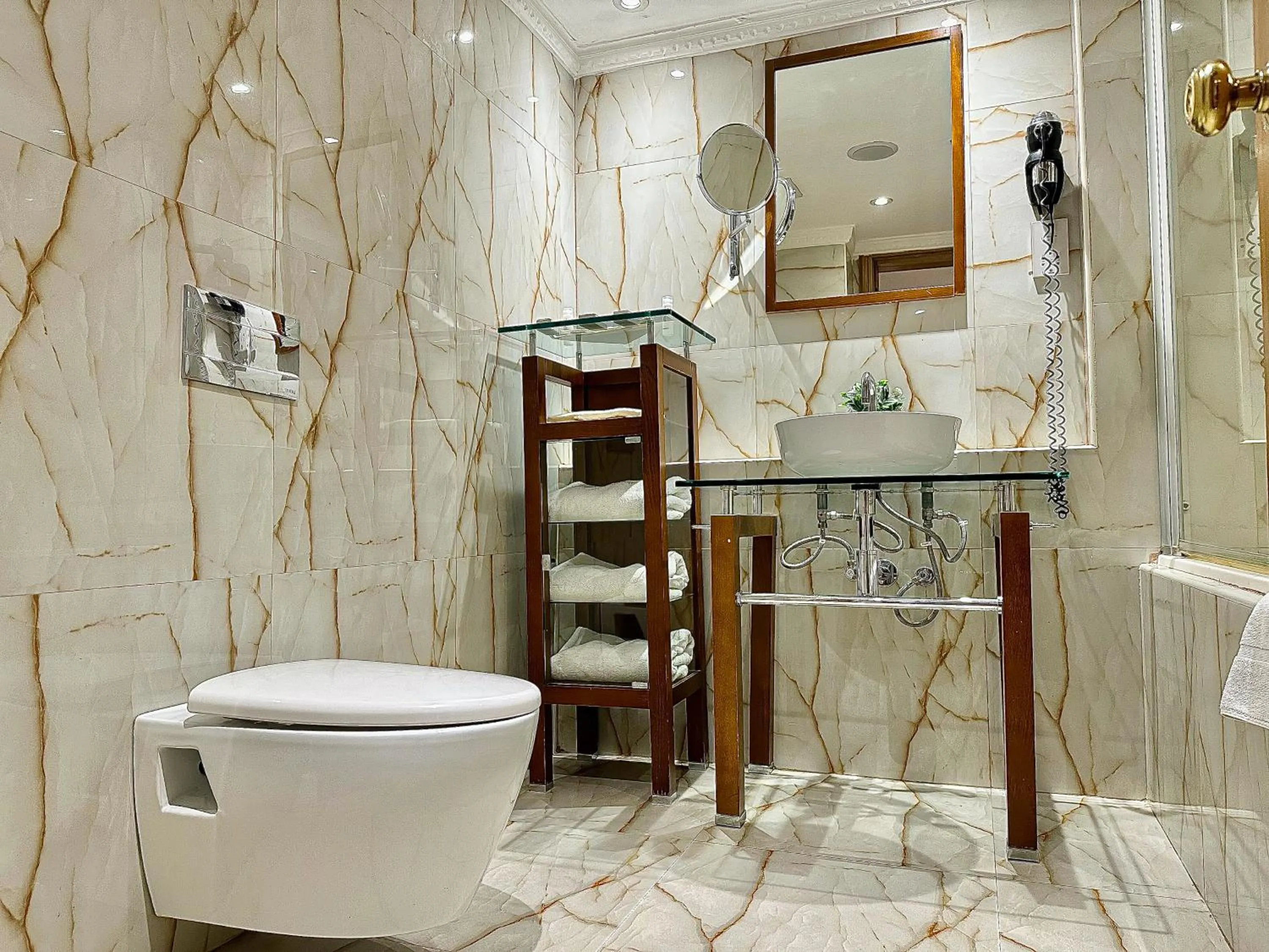 Toilet in Victoria Crown Plaza Hotel