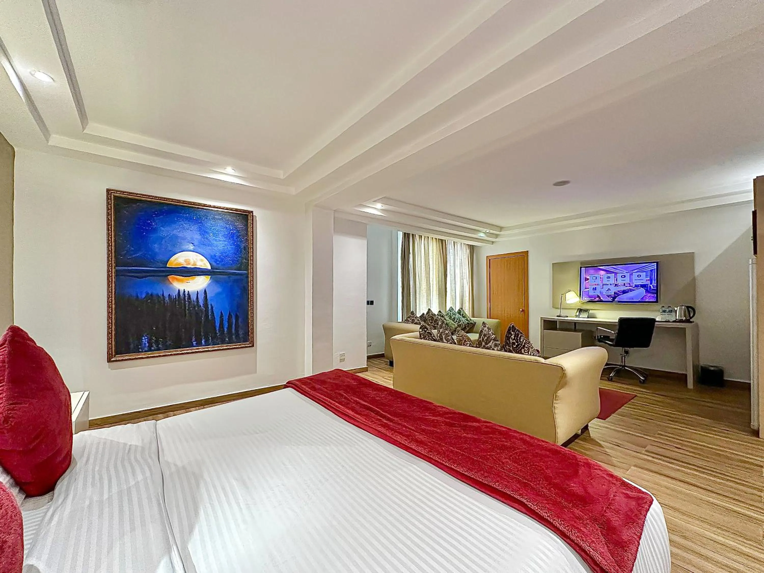 Seating area, Bed in Victoria Crown Plaza Hotel