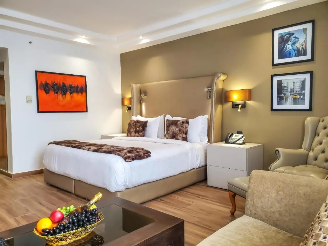 Photo of the whole room, Bed in Victoria Crown Plaza Hotel