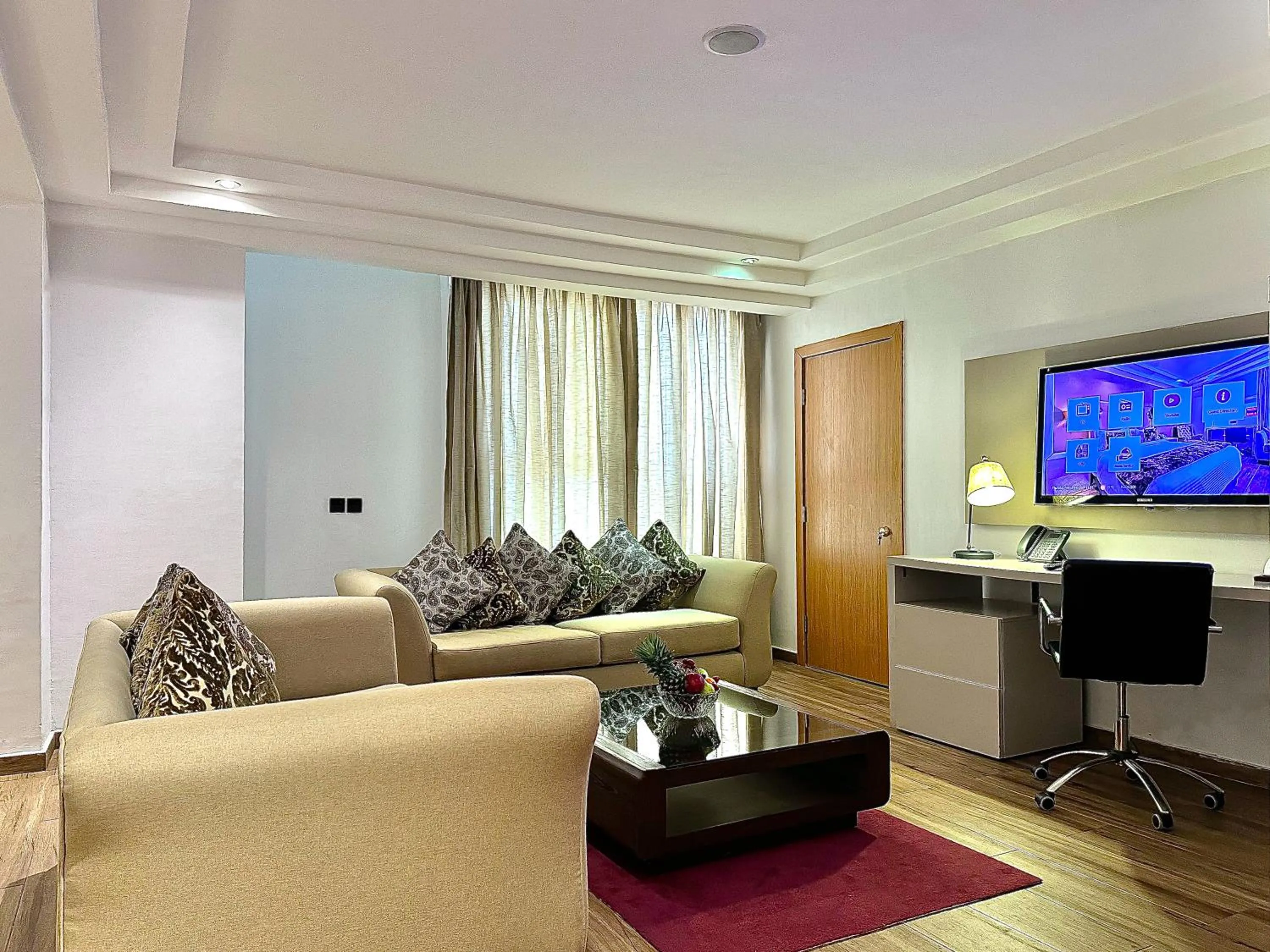 Living room in Victoria Crown Plaza Hotel