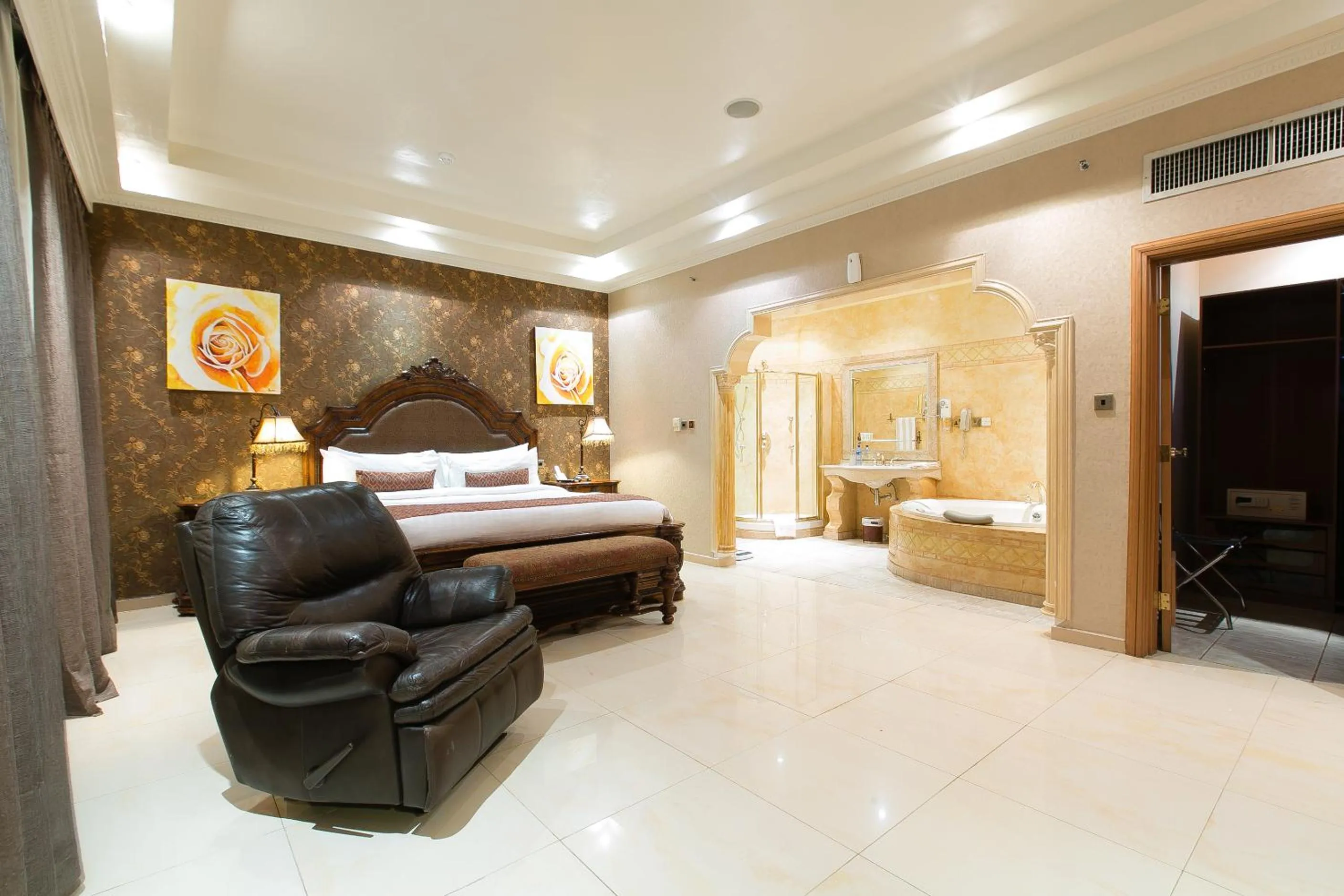 Bedroom, Bed in Victoria Crown Plaza Hotel