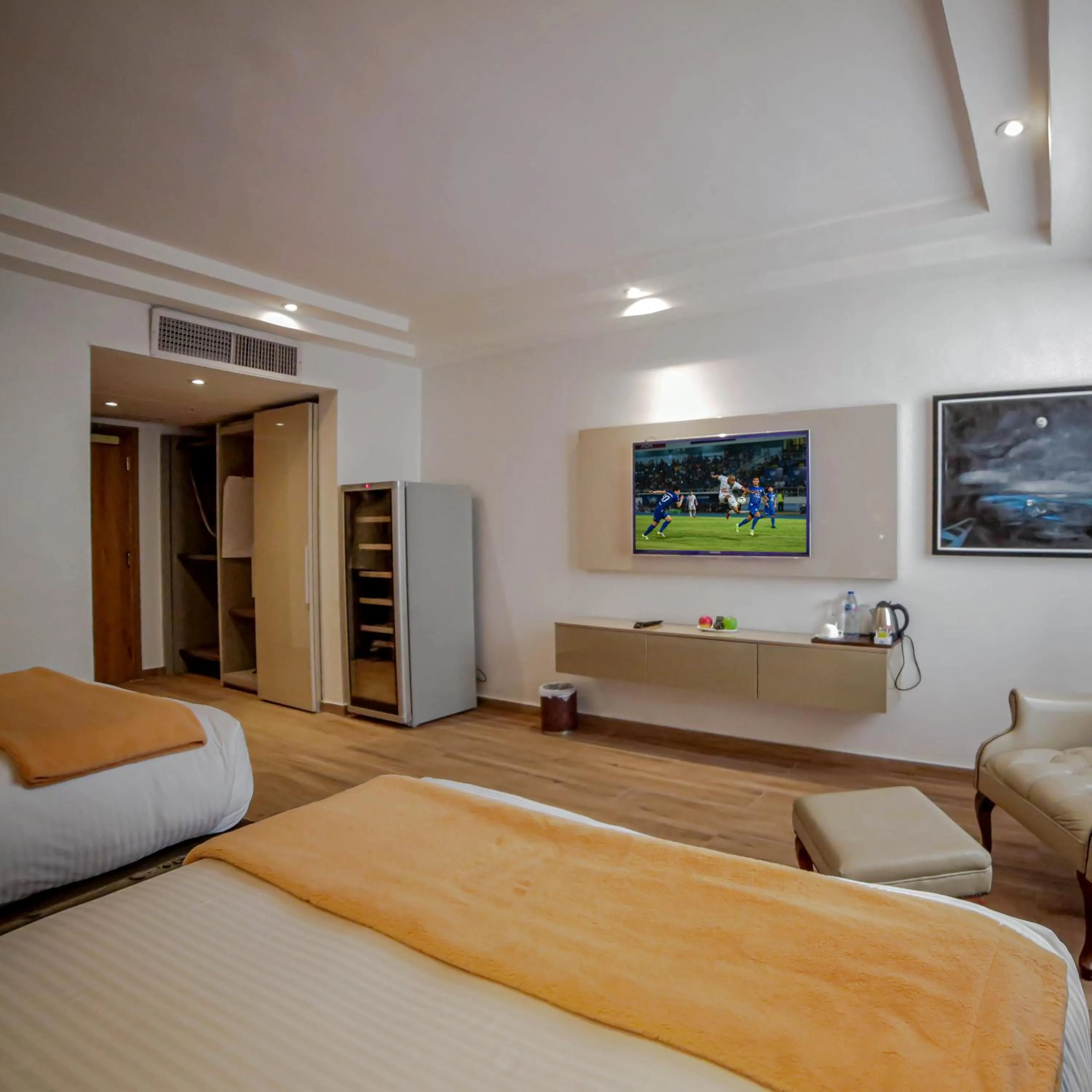 Photo of the whole room, Bed in Victoria Crown Plaza Hotel