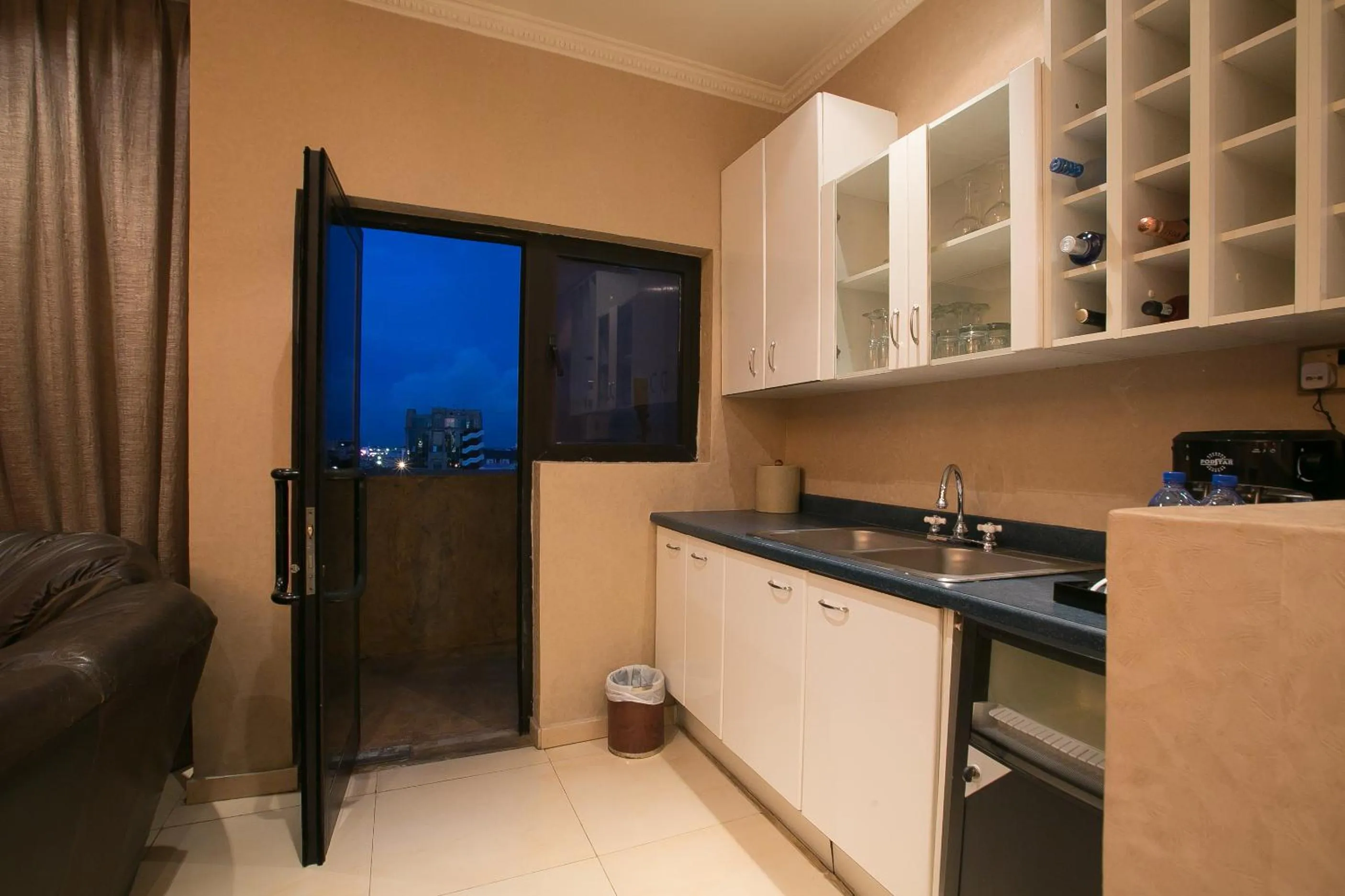 Kitchen or kitchenette in Victoria Crown Plaza Hotel