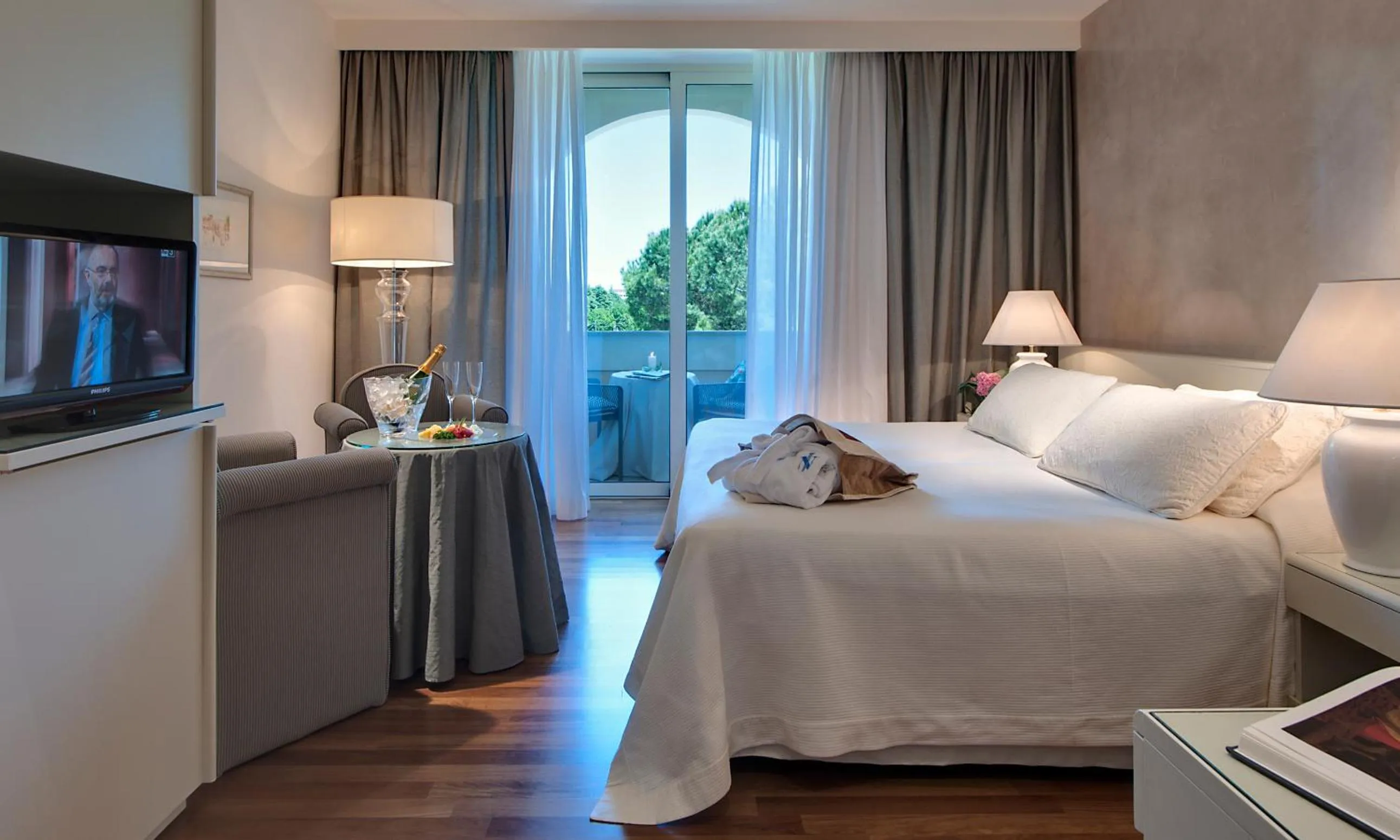 Balcony/Terrace, Bed in Hotel Terme Neroniane