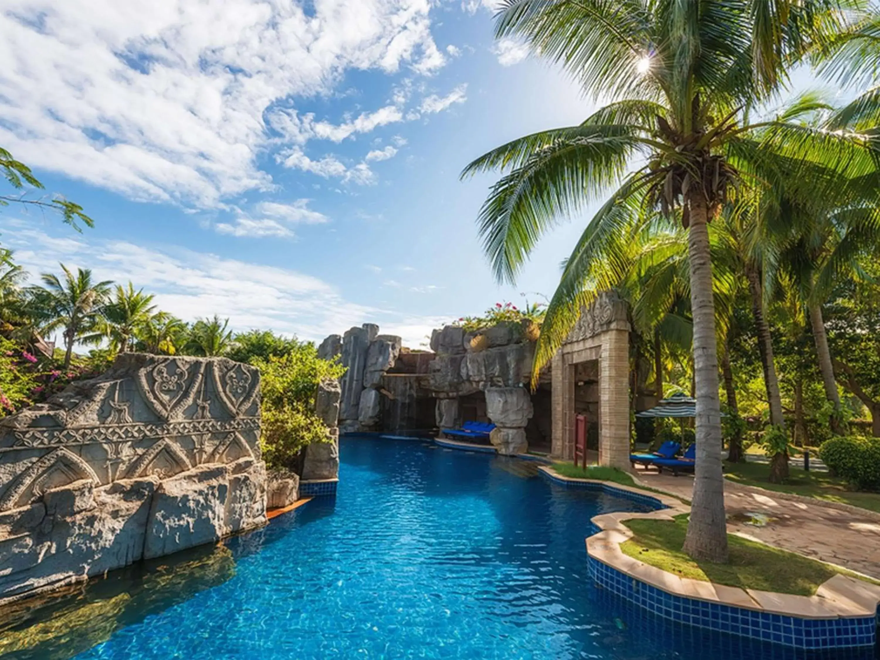 Pool view in Pullman Sanya Yalong Bay Villas & Resort Pool view in Pullman Sanya Yalong Bay Villas & Resort