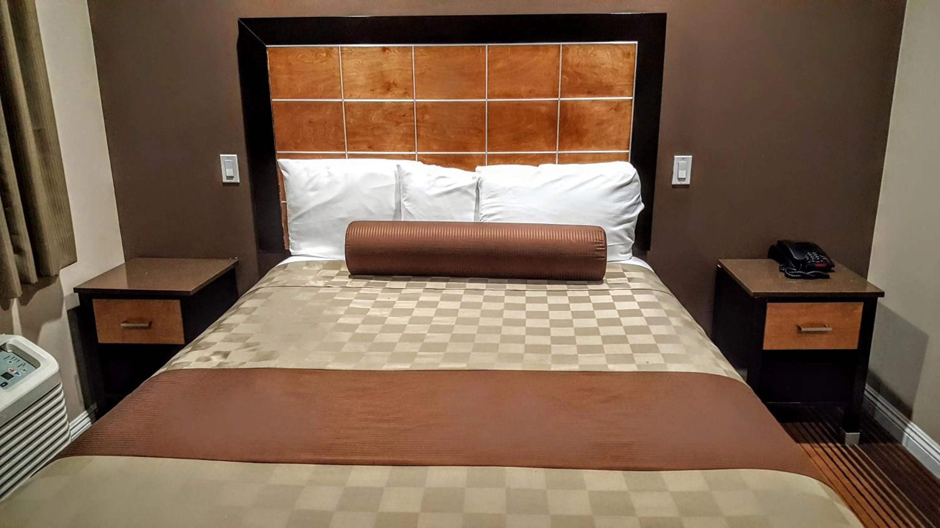 Bed, Room Photo in Gardena Terrace Inn