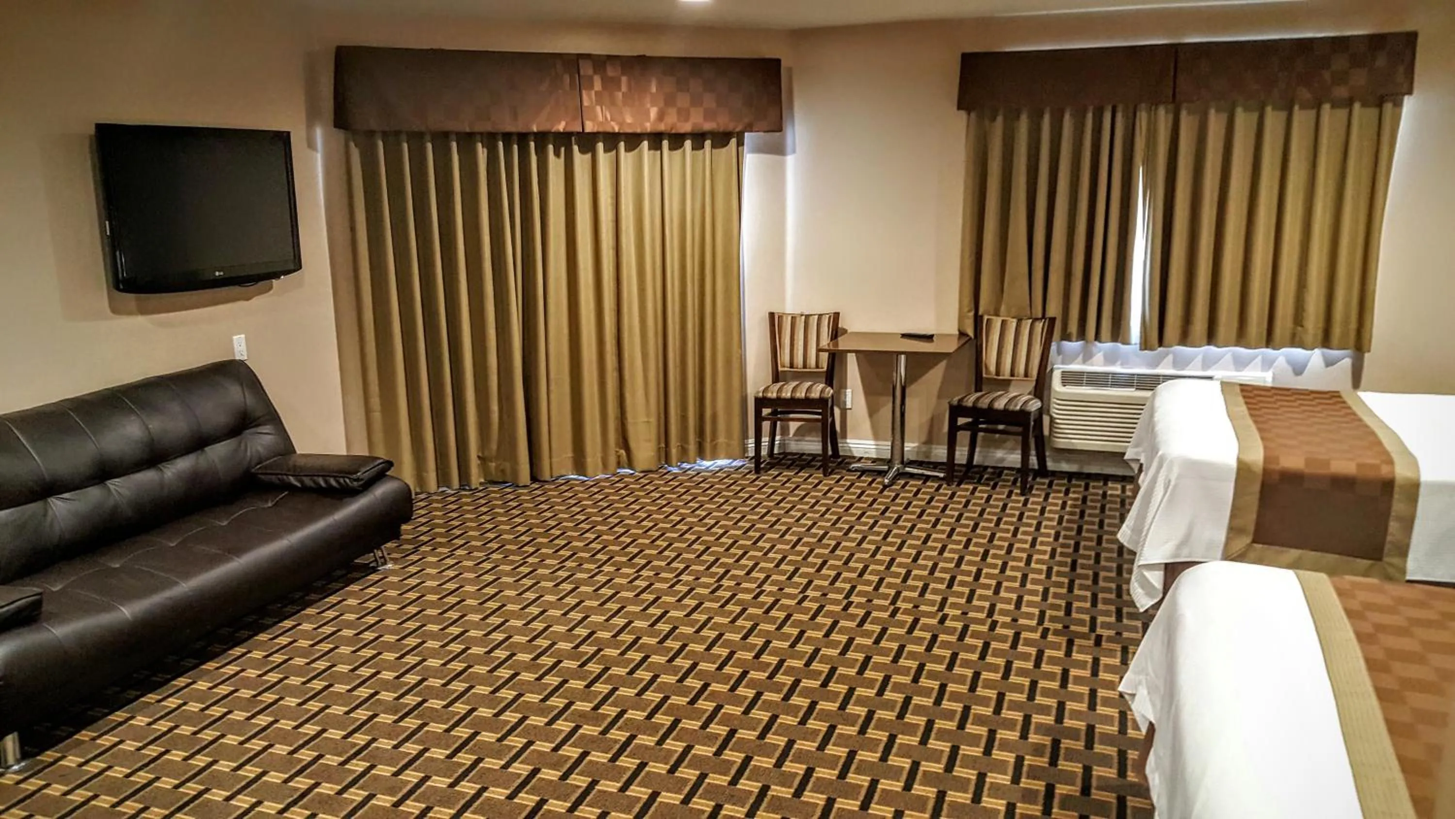 Bedroom, TV/Entertainment Center in Gardena Terrace Inn