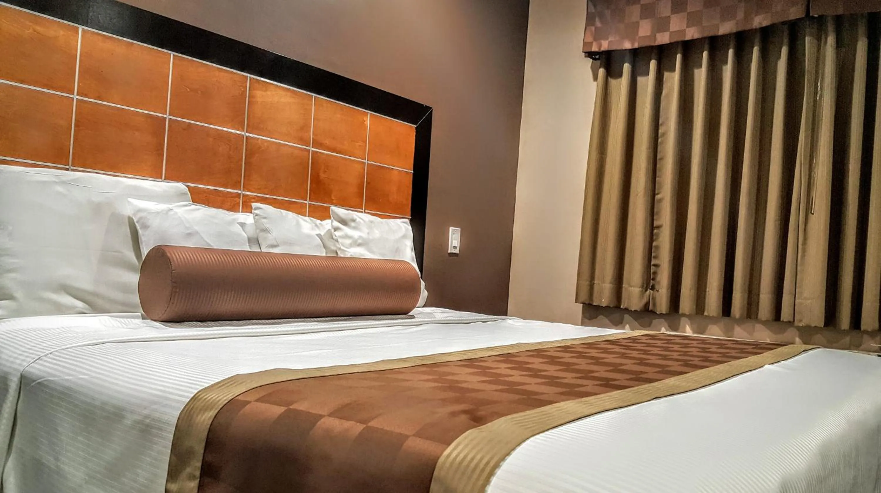 Bed, Room Photo in Gardena Terrace Inn